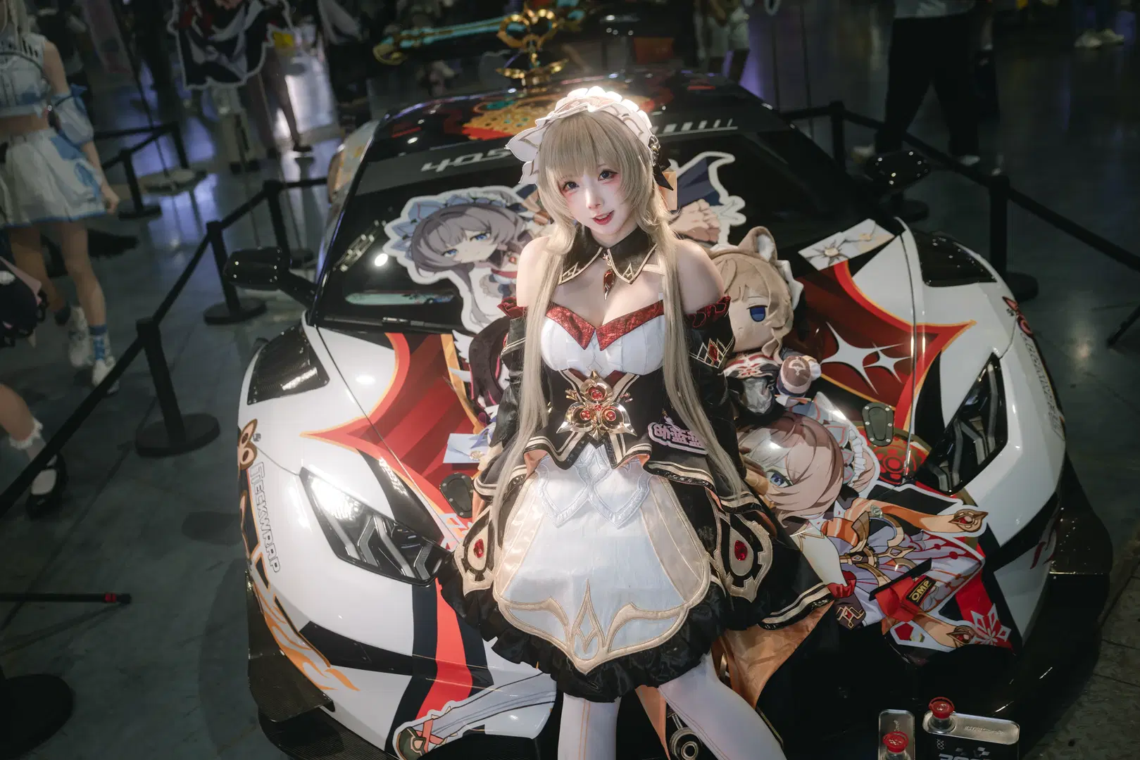 【痛車×アニメイベントのコスプレ】黒白ツートンヘア＆赤黒ジャケットの黒タイツ コーデ写真 - ZacsSnow - 3枚目