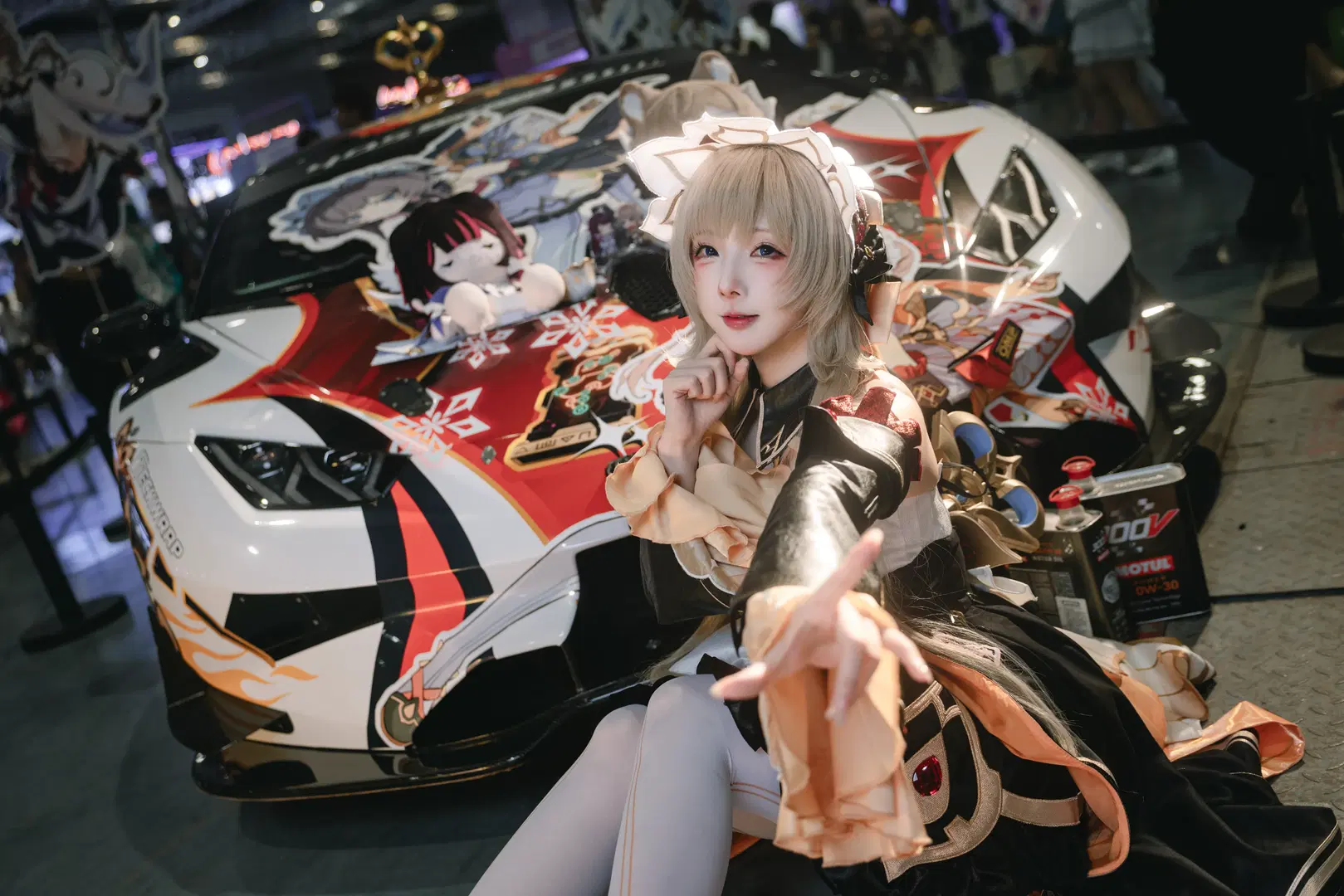 【痛車×アニメイベントのコスプレ】黒白ツートンヘア＆赤黒ジャケットの黒タイツ コーデ写真 - ZacsSnow - 4枚目