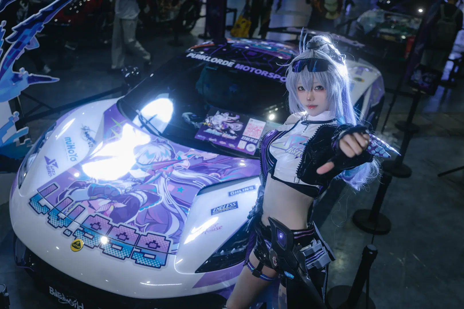 【痛車×アニメイベントのコスプレ】黒白ツートンヘア＆赤黒ジャケットの黒タイツ コーデ写真 - ZacsSnow - 6枚目