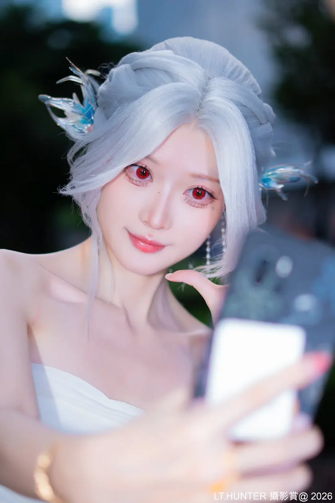 Anime convention selfies Record: Tube Top Styling with White hair styling, Red-Eyed Makeup, and Feather Headpiece by 聆聽獵人 - Image 3