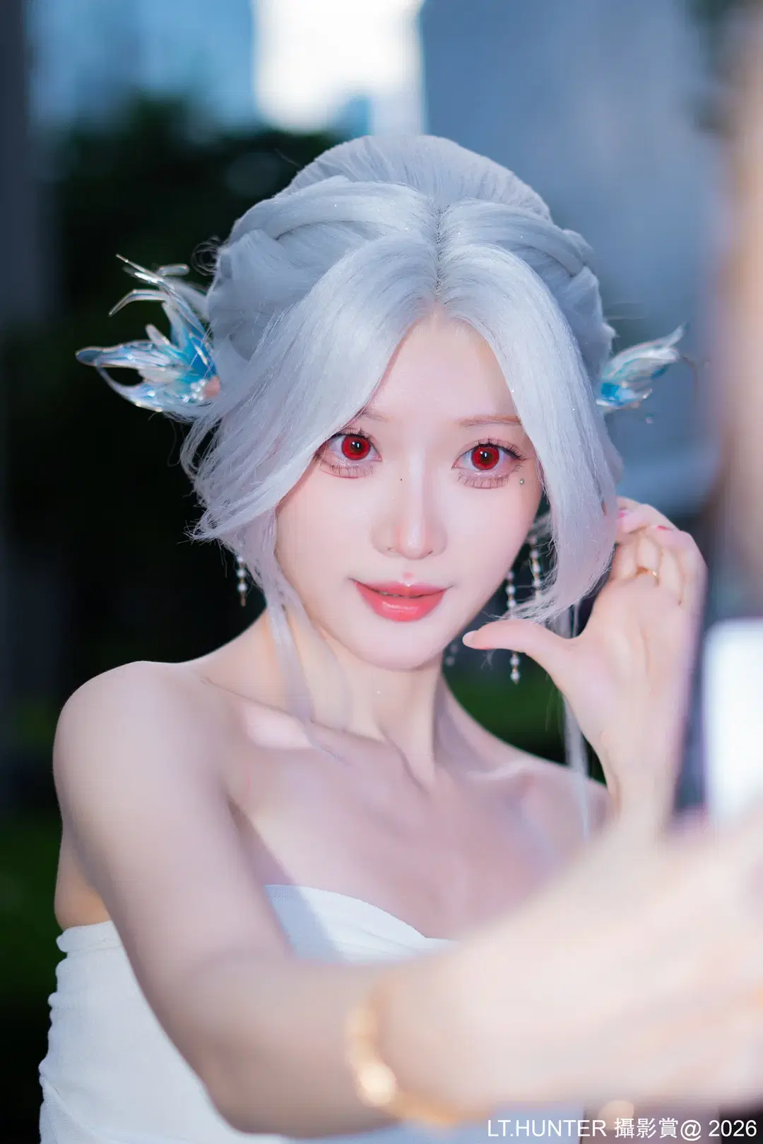 Anime convention selfies Record: Tube Top Styling with White hair styling, Red-Eyed Makeup, and Feather Headpiece by 聆聽獵人 - Image 4