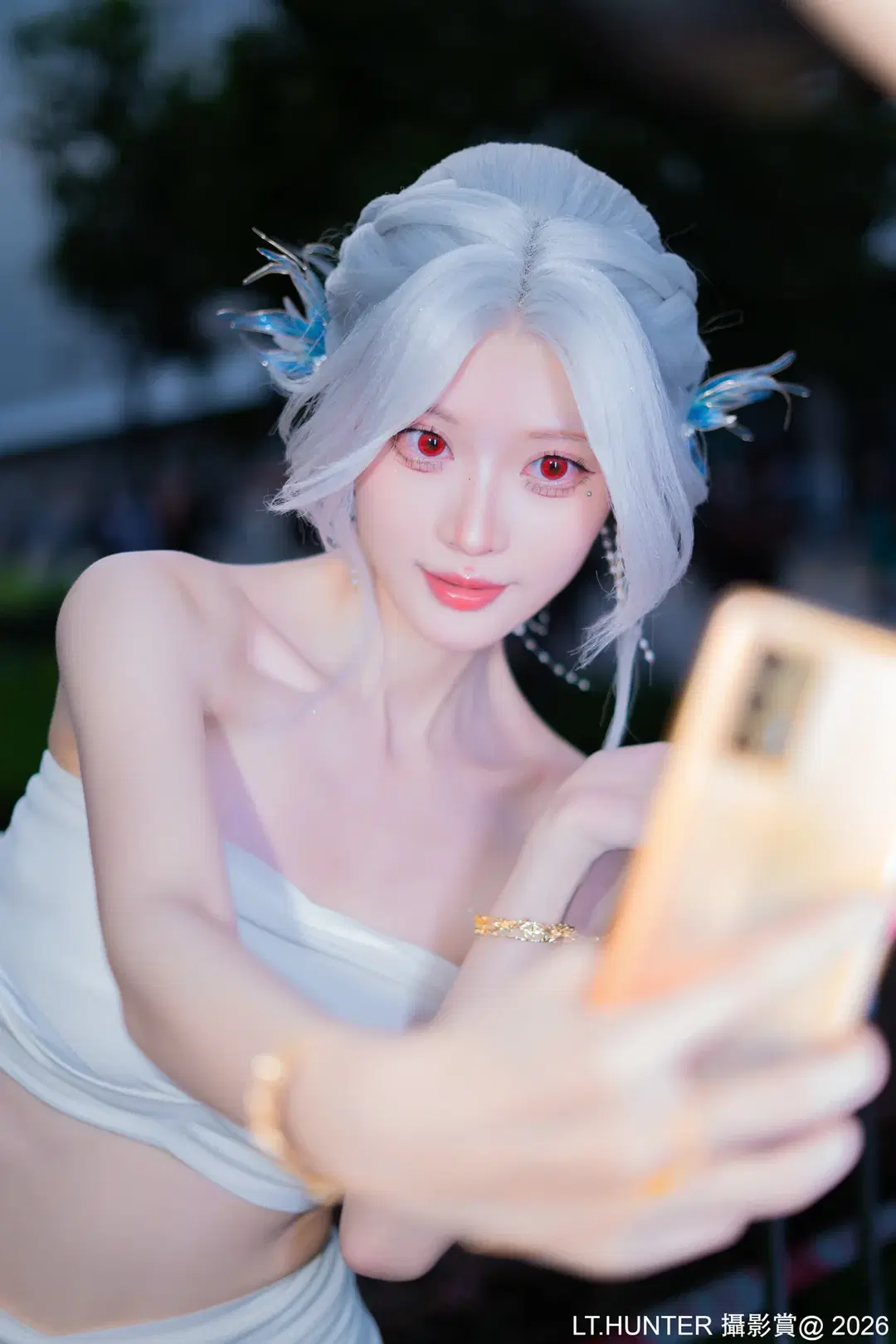 Anime convention selfies Record: Tube Top Styling with White hair styling, Red-Eyed Makeup, and Feather Headpiece by 聆聽獵人 - Image 6