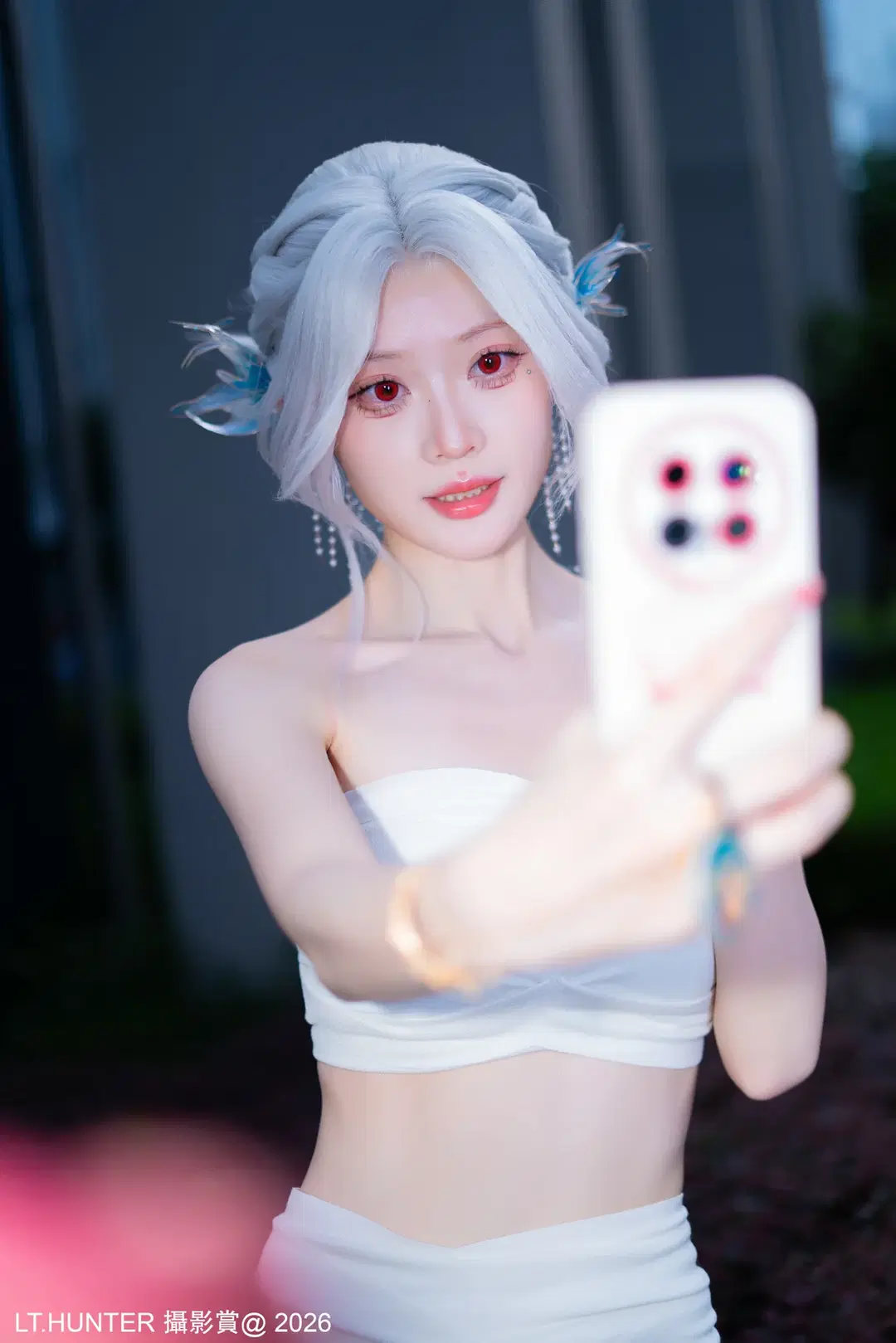 Anime convention selfies Record: Tube Top Styling with White hair styling, Red-Eyed Makeup, and Feather Headpiece by 聆聽獵人 - Image 7