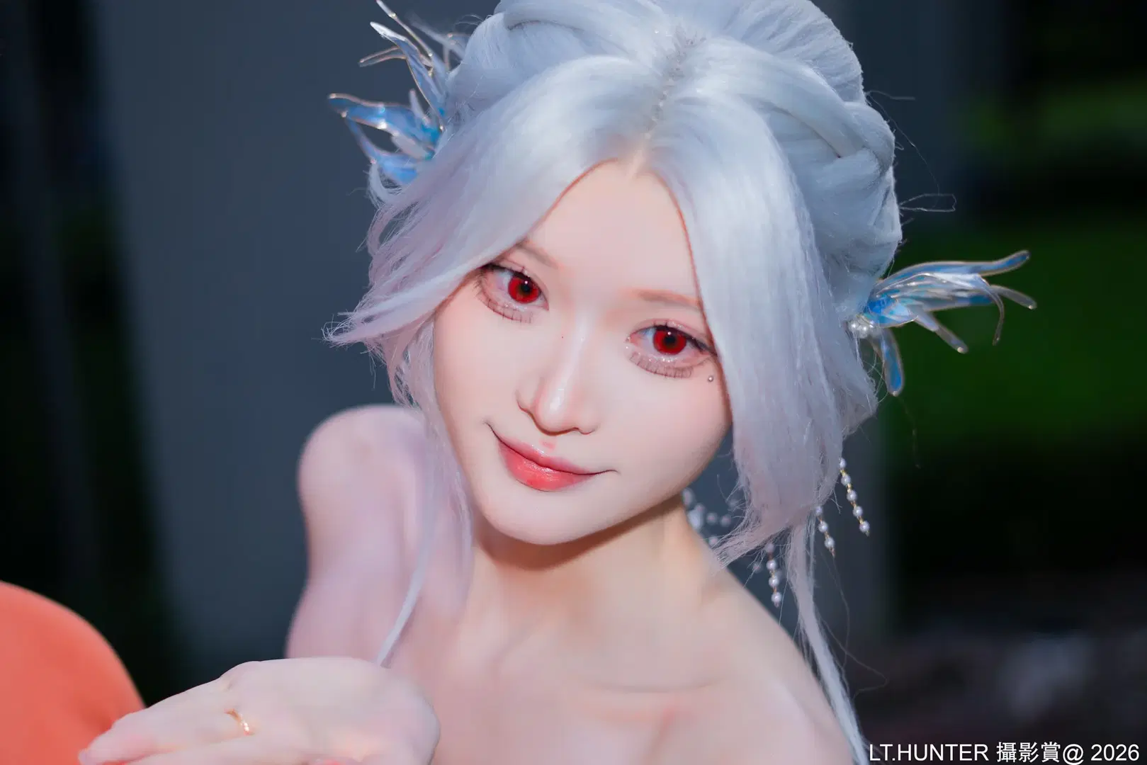 Anime convention selfies Record: Tube Top Styling with White hair styling, Red-Eyed Makeup, and Feather Headpiece by 聆聽獵人 - Image 8