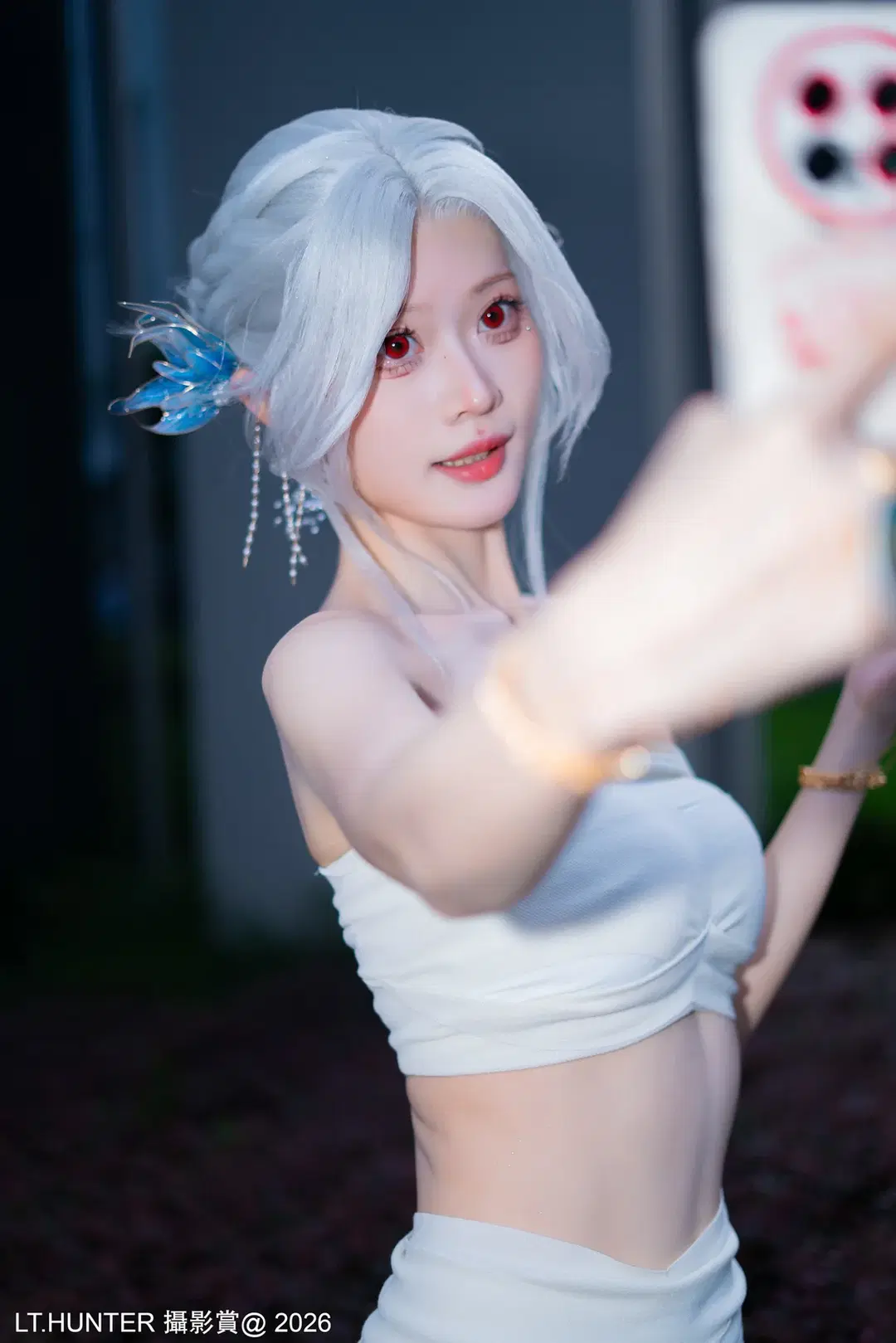 Anime convention selfies Record: Tube Top Styling with White hair styling, Red-Eyed Makeup, and Feather Headpiece by 聆聽獵人 - Image 9