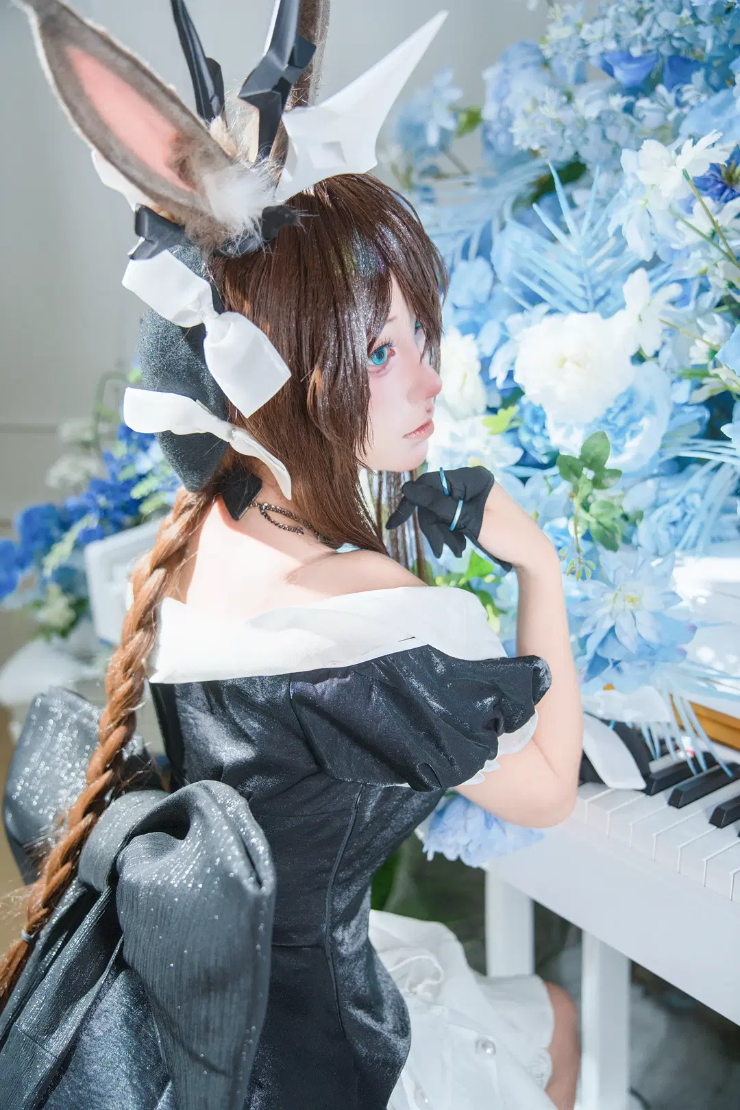【アーミヤ コスプレ】白のピアノと青い花々が織りなす、アークナイツ 日本版6周年の花束の約束 - 楷逸 - 2枚目