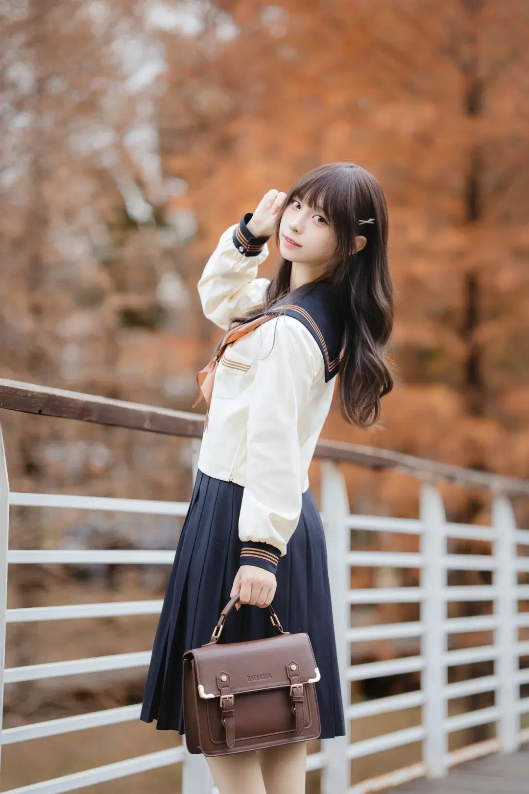 大観湿地公園のラクウショウの木の下での秋のJK制服日本風写真 - 茄子酱i - 2枚目