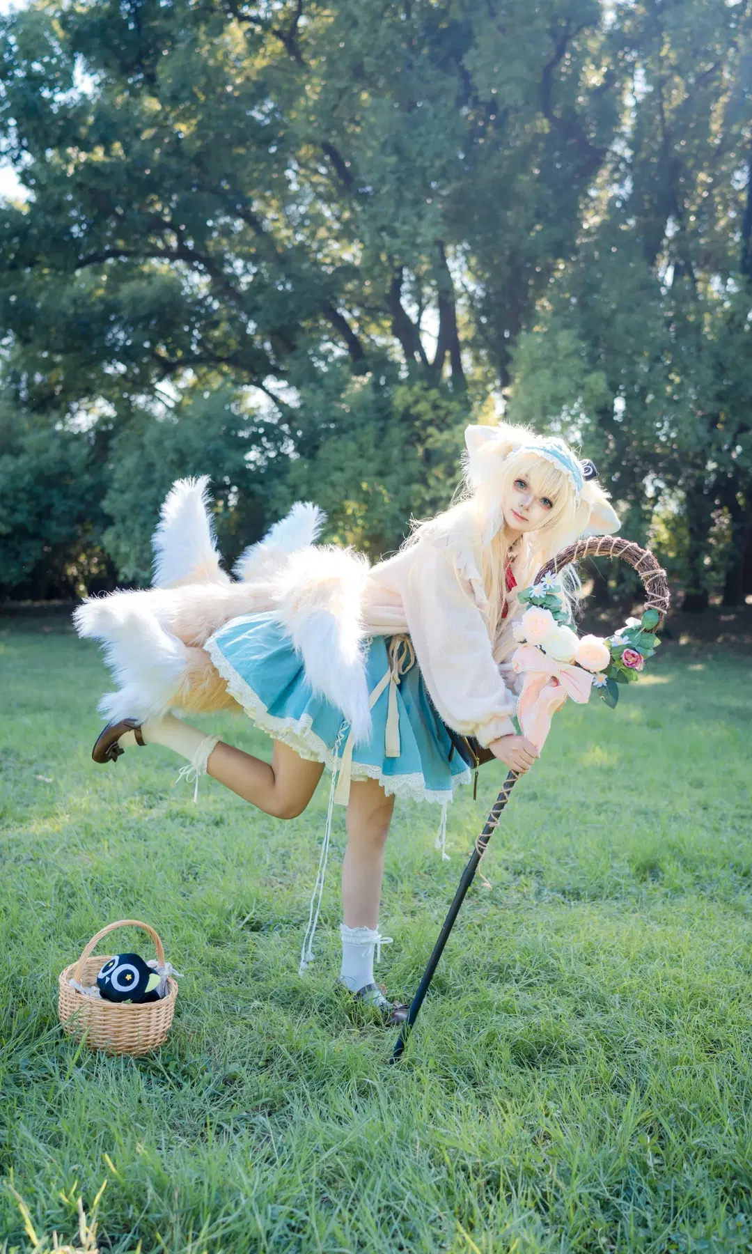 [Suzuran Cosplay] Arknights Suzuran Ode to Spring: Celebrating Birthday Amidst Sunshine and Blooms by 淡墨（摄影版） - Image 6