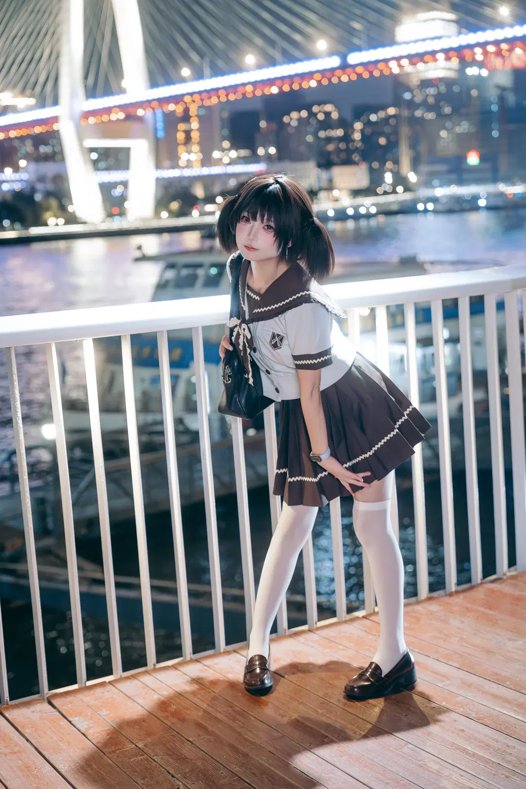 江風與璀璨燈火下的水手服夜景攝影