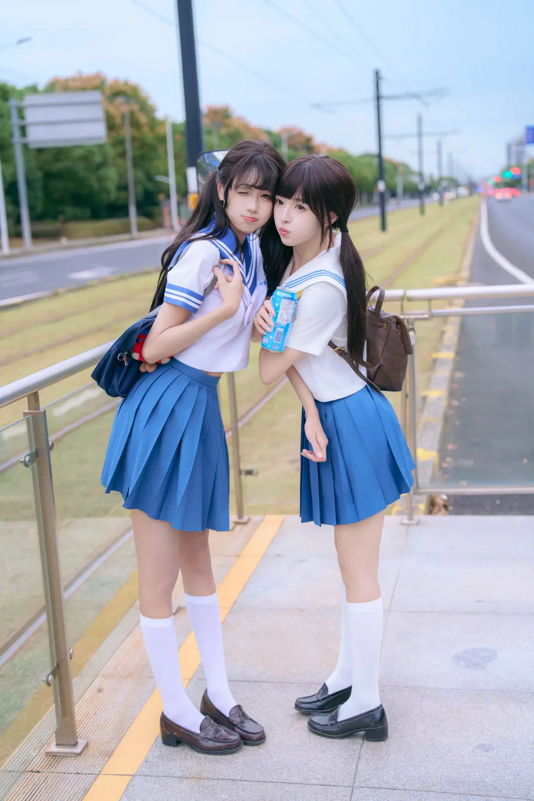 双人日系水手服写真 铁道旁的青春定格 - 朝日六六花 - 第5张
