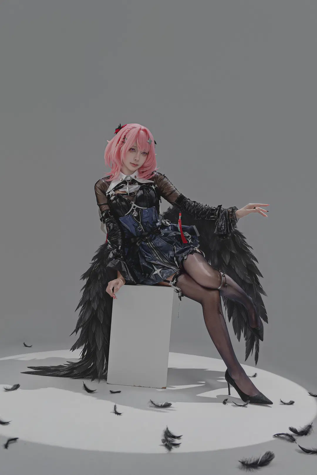 Zenless Zone Zero Remielle Ramiel cosplay: Mastering the Textures of Dark Wings and Stockings by 黑爱势力登场 - Image 2