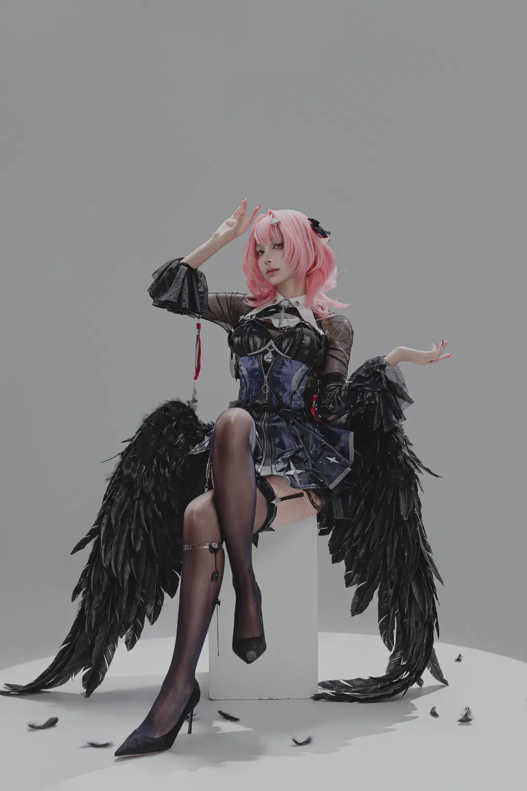 Zenless Zone Zero Remielle Ramiel cosplay: Mastering the Textures of Dark Wings and Stockings by 黑爱势力登场 - Image 3