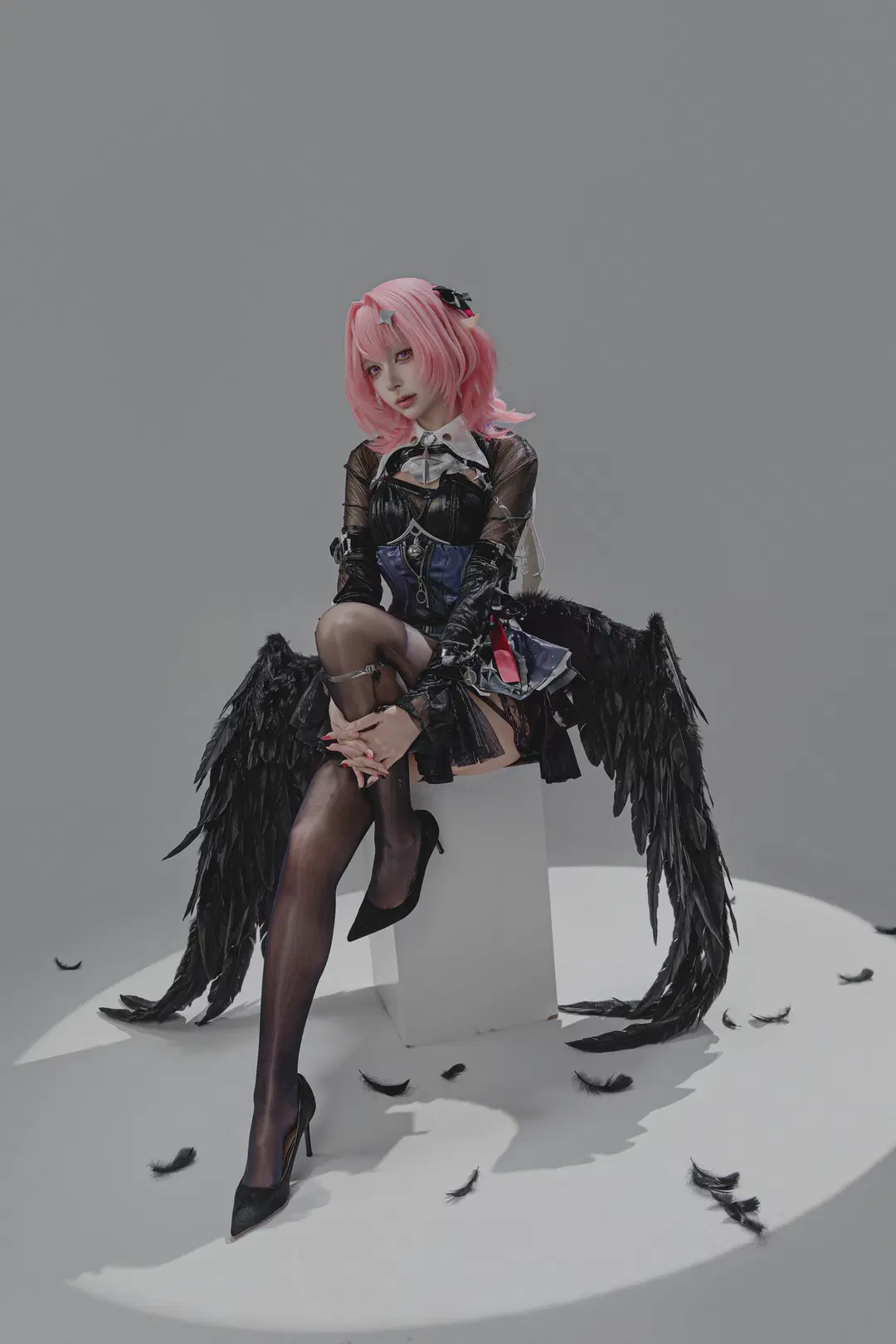Zenless Zone Zero Remielle Ramiel cosplay: Mastering the Textures of Dark Wings and Stockings by 黑爱势力登场 - Image 4