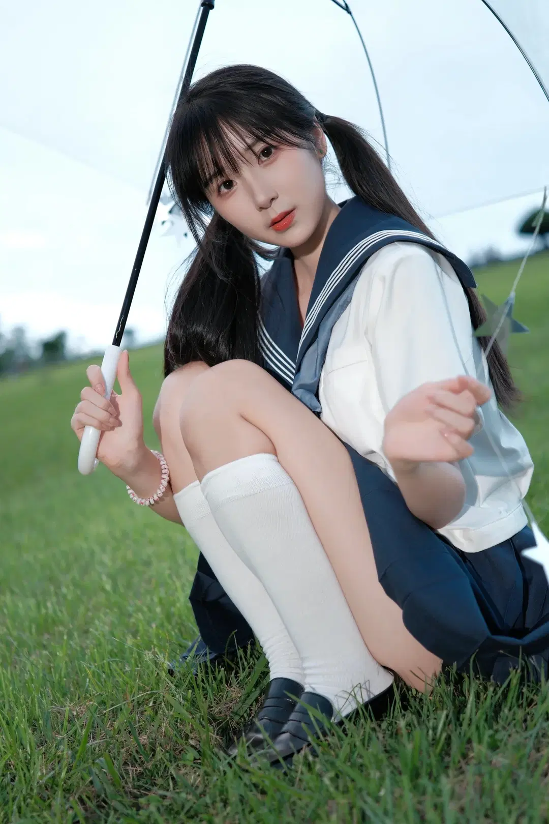 草地水手服兔子蹲，这姿势太考验核心了