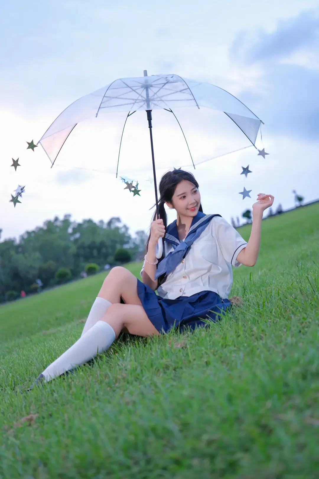 草地水手服兔子蹲，这姿势太考验核心了 - 雪风大王 - 第2张