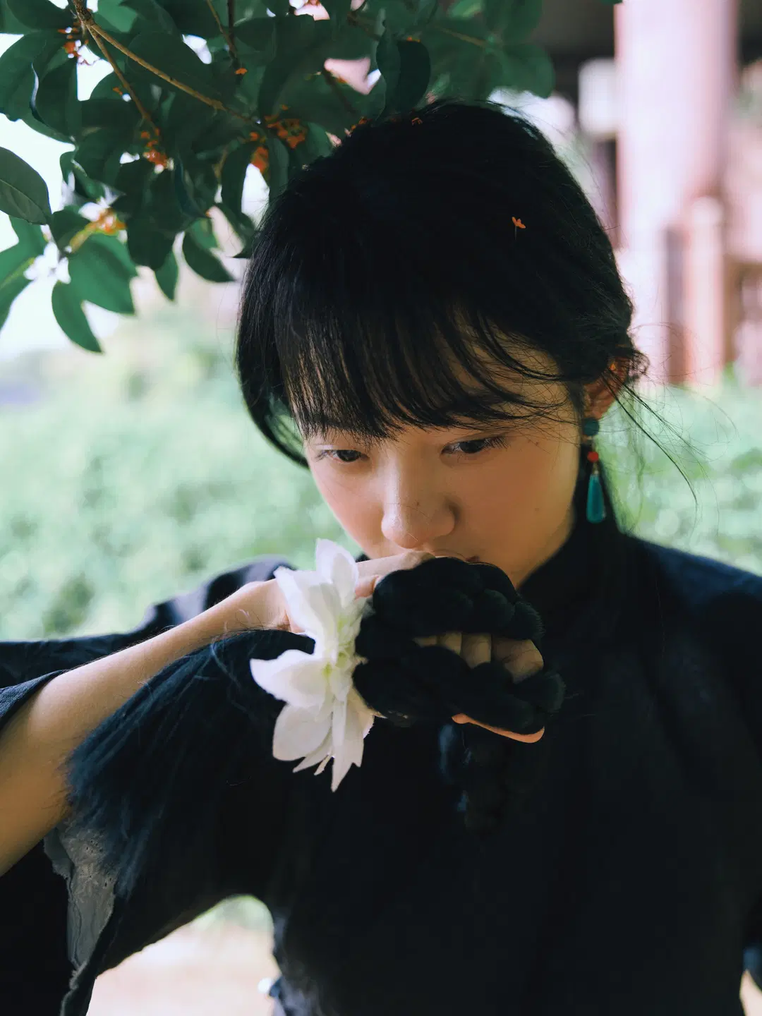 Wearing Dark-Jacquard Chinese Black Robes for Chinese-style photography Wuxia style: The Contrast of Gripping a Blade and Savoring a Blossom by 胡胡胡先生📷 - Image 2