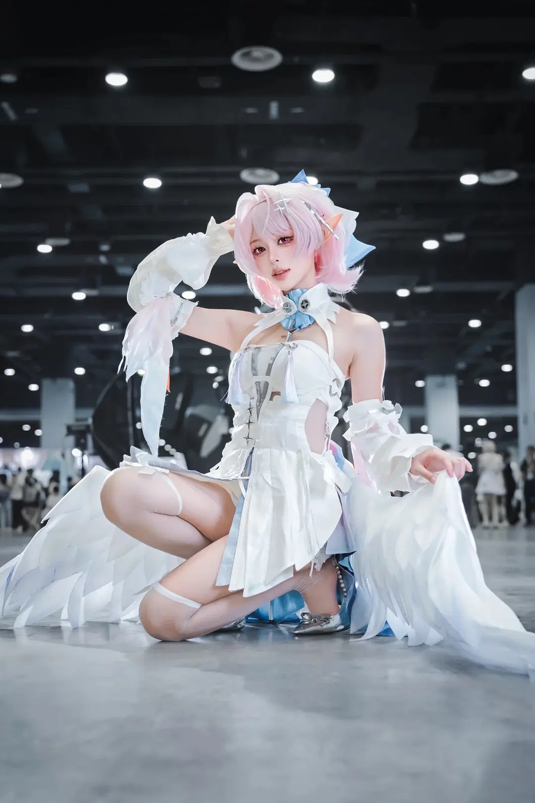 [Remielle cosplay] Zenless Zone Zero convention scene, recreating the white-feathered elf styling by 真皮恶霸 - Image 2