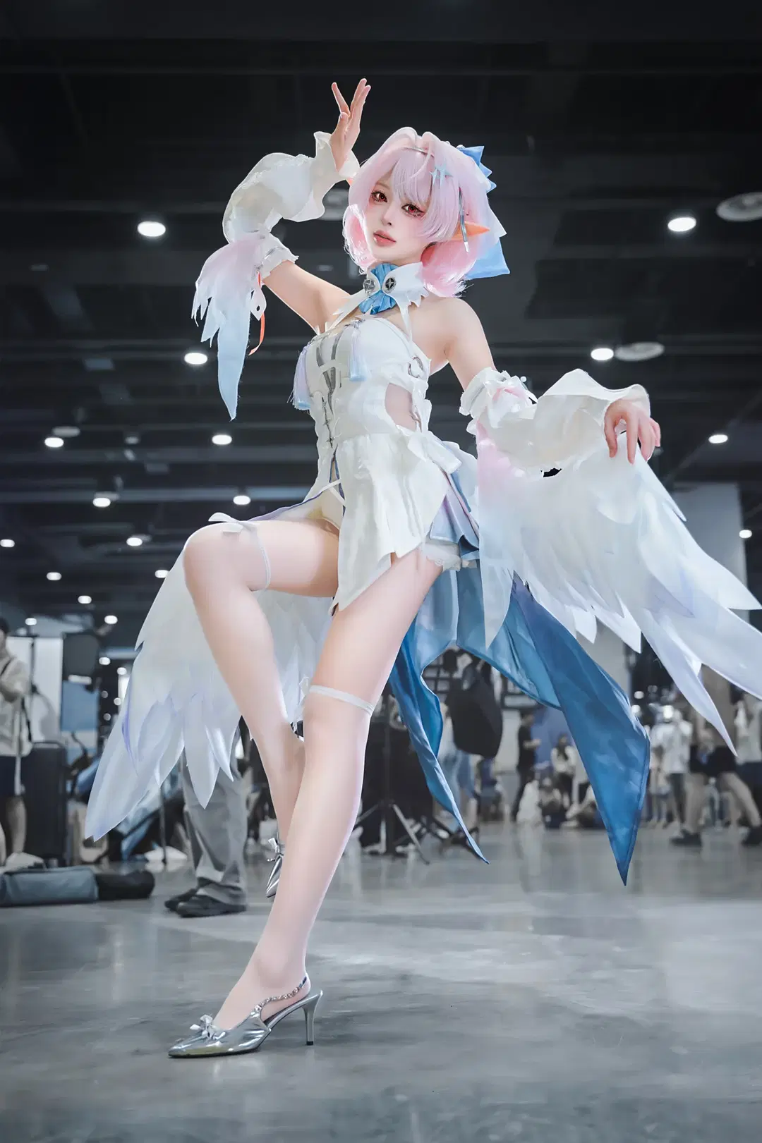 Zenless Zone Zero Remielle Cosplay: Silver High Heels and White Stockings in Convention Photos by 真皮恶霸 - Image 2