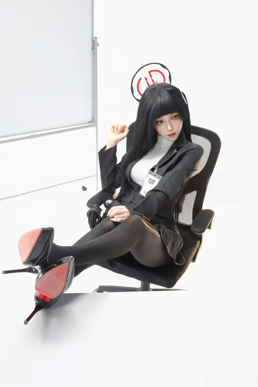 [Tsukatsuki Rio cosplay] Blue Archive: Movement Record of Suit, Black Stockings, and Red-Soled High Heels by 小白不小新📸（常驻深圳开单中） - Image 3