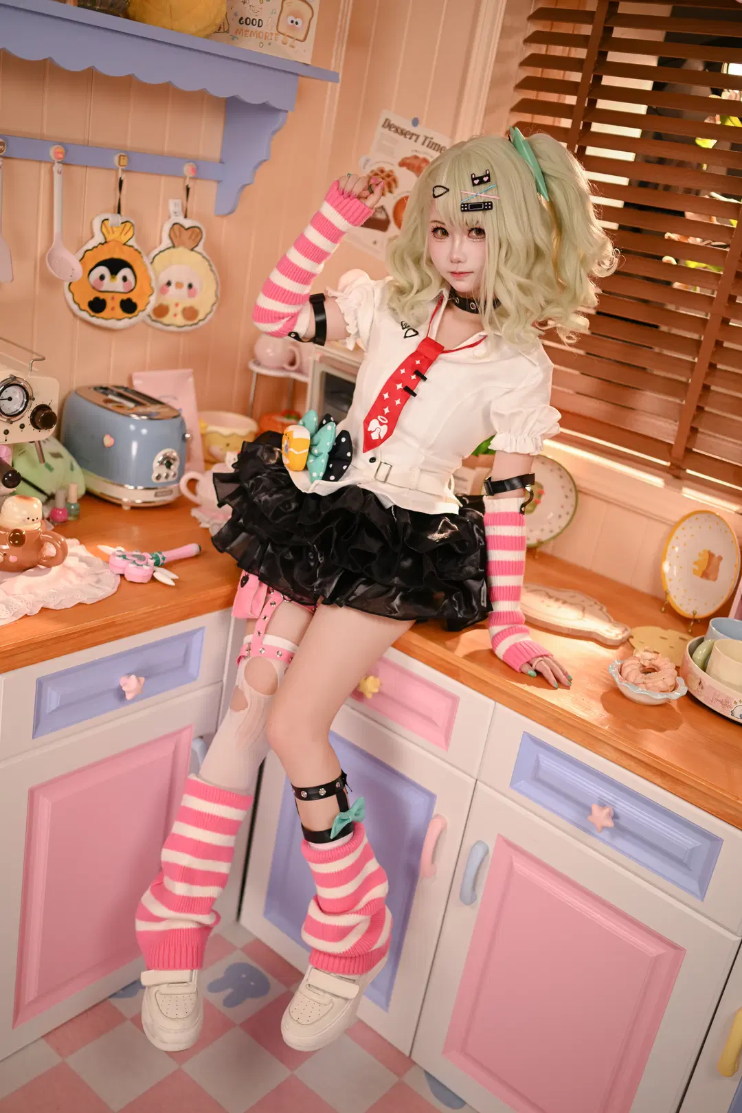 Zenless Zone Zero, 2D, cosplay, Sunna cosplay, pink thigh-high socks