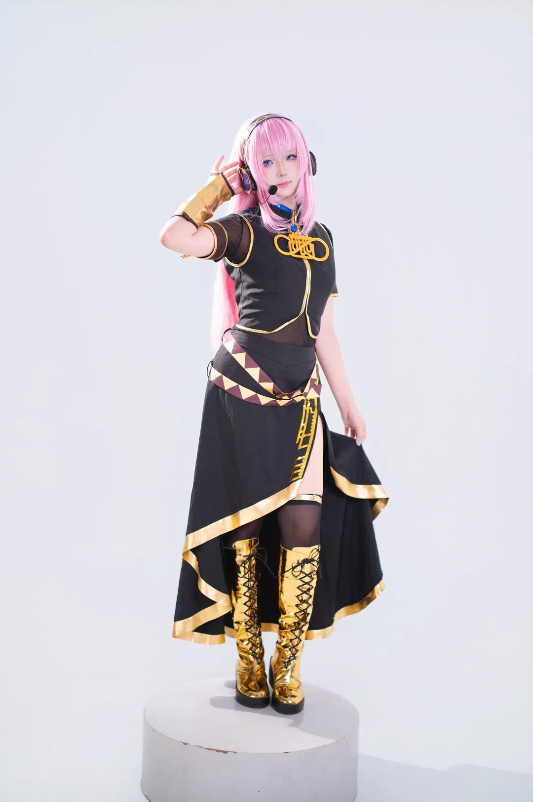 【巡音流歌cos】黑金打歌服，白棚超速出图 - AAA快门工沐师傅 - 第2张