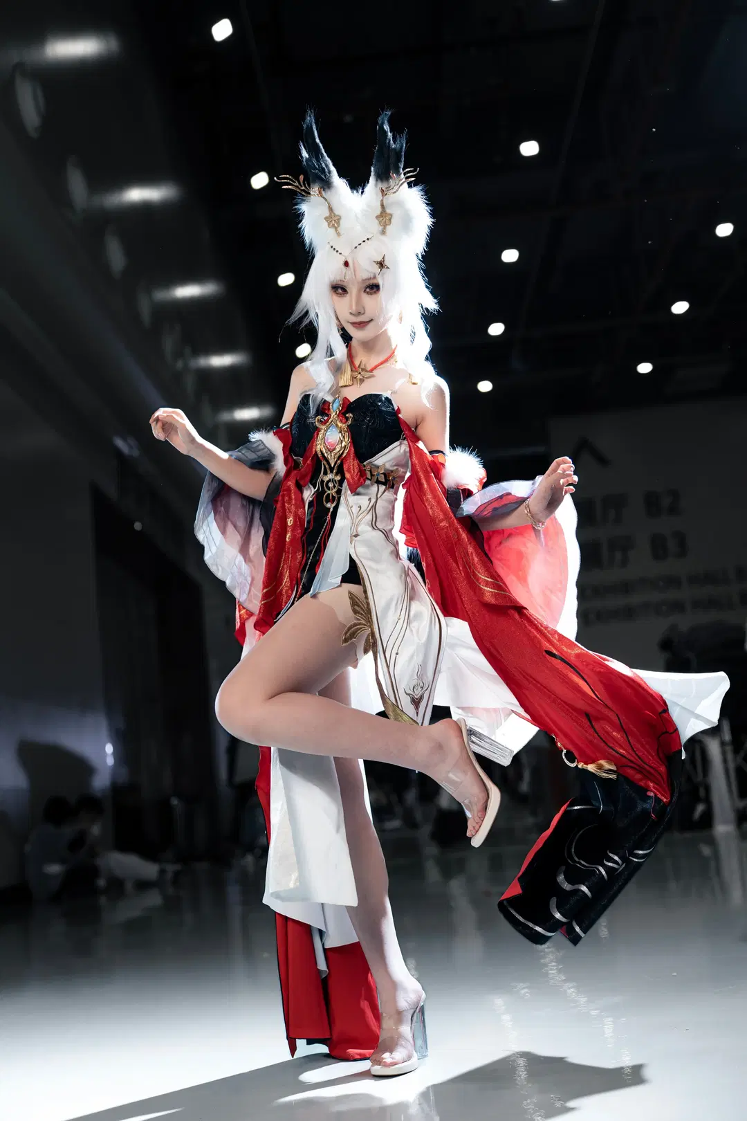 【心月狐cos】鸣潮漫展场照，捕捉光影中的红白交织 - L同学不好好努力 - 第3张