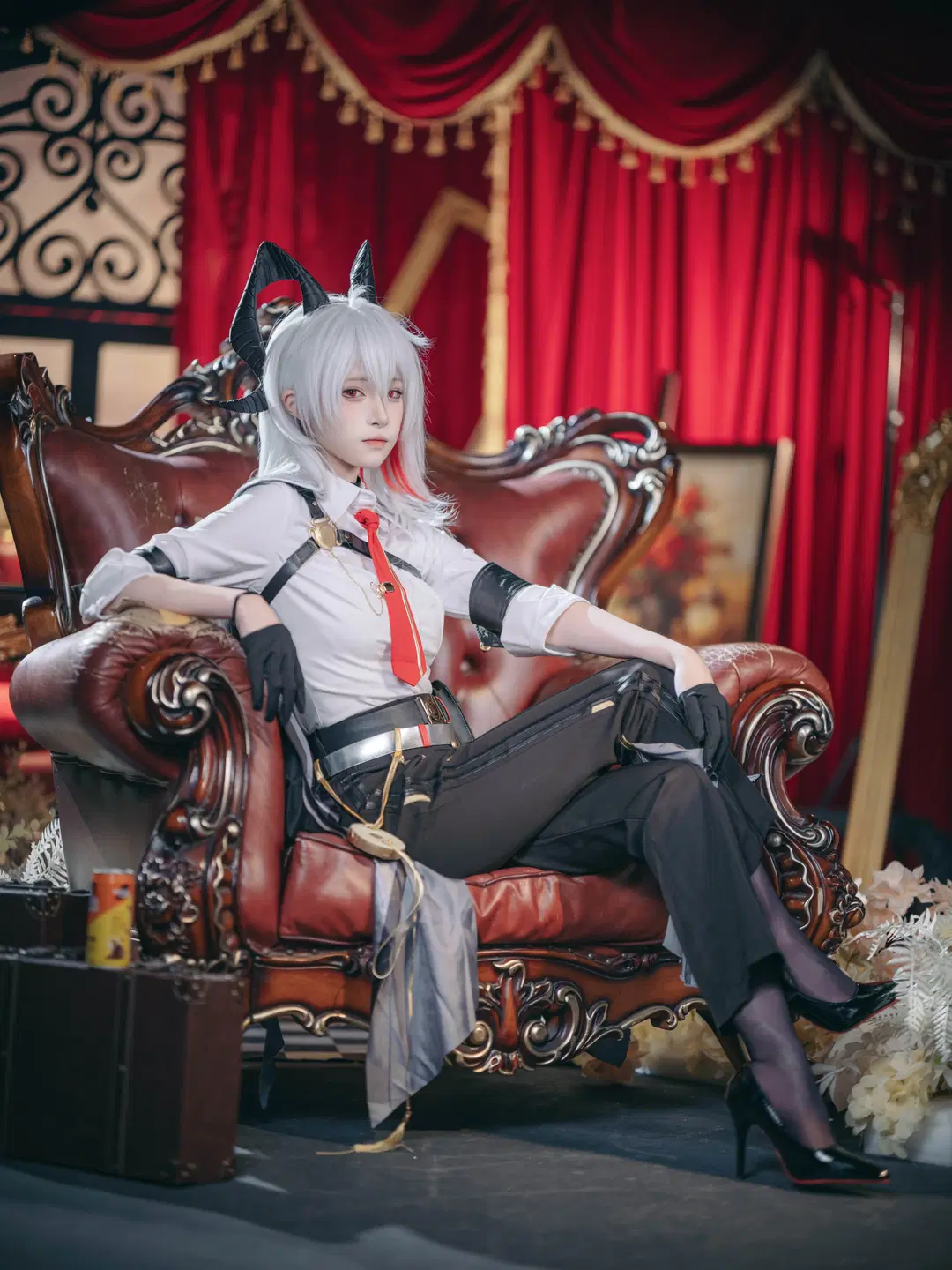 【贊妮cos】鳴潮加班御姐的棚拍空間感挑戰