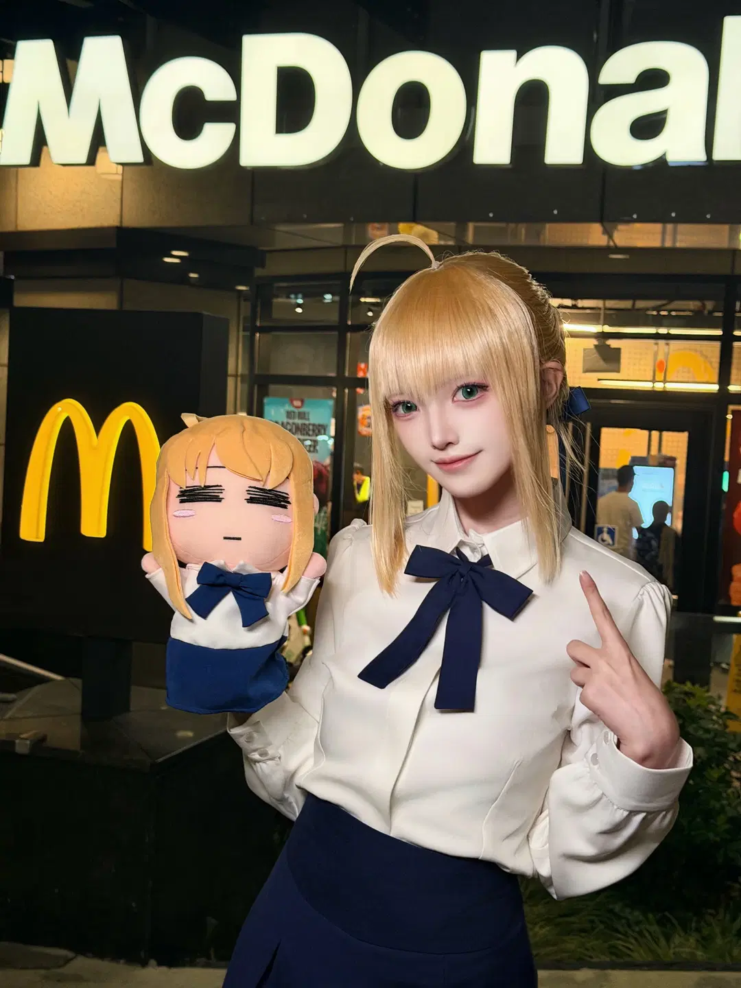 cosplay, 阿尔托莉雅cos, Fate/stay night, 麦当劳打卡, 毛绒布偶