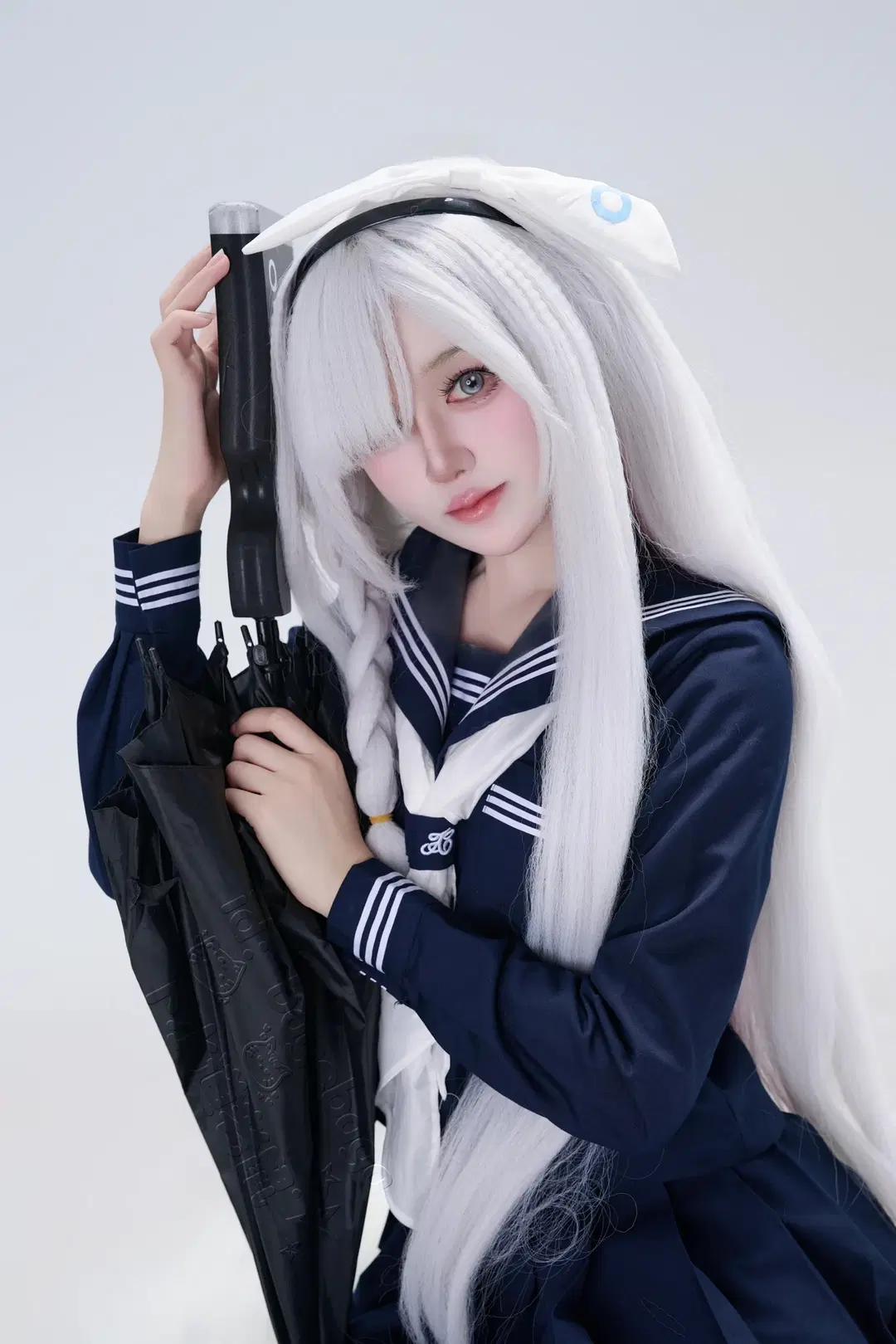 [Plana cosplay] Serene Moments of Blue Archive: A Sailor-Suited Girl Holding a Black Umbrella by 下水道老鼠 - Image 2