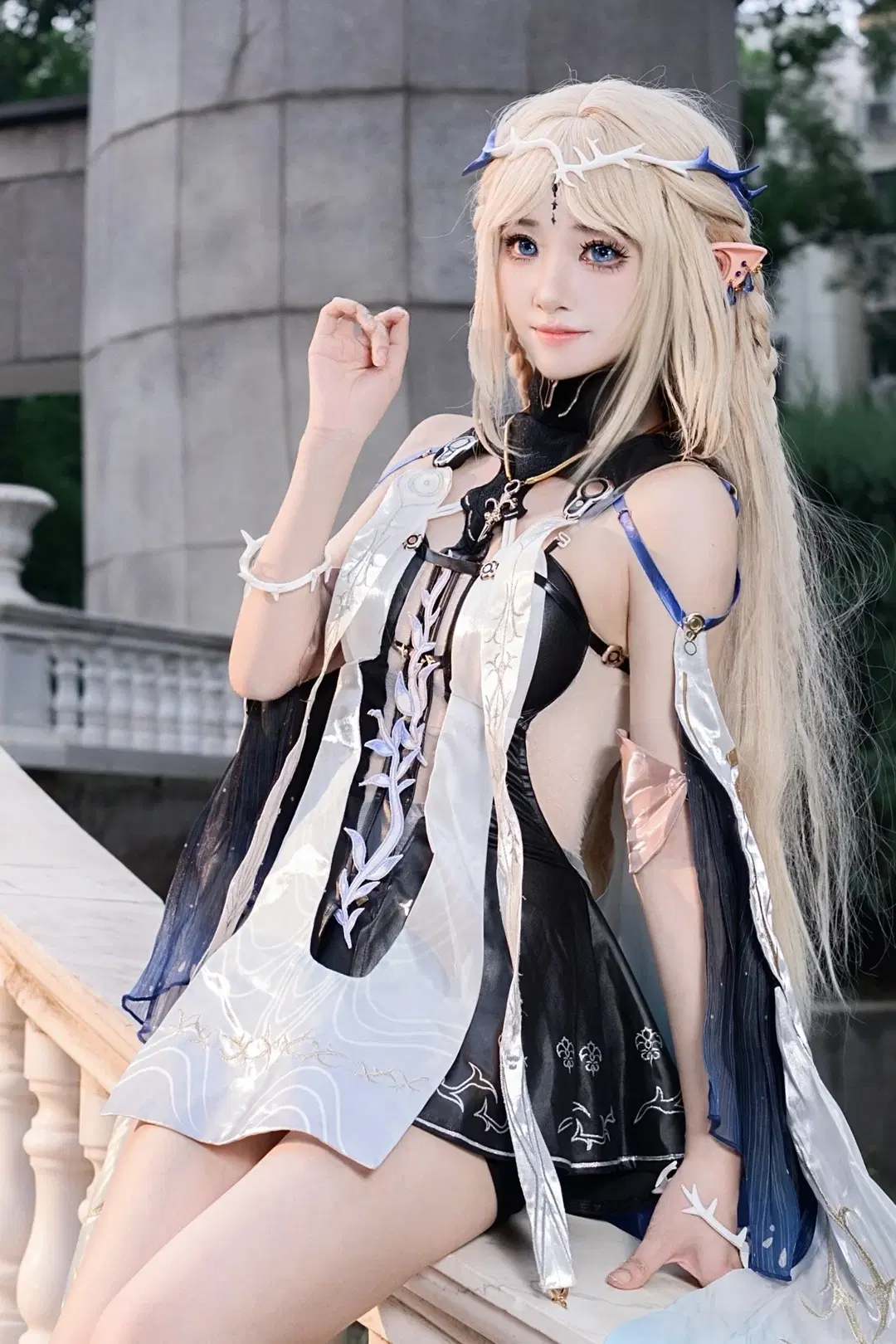 [Cartethyia Cosplay] Wuthering Waves: Sword and Oath, fantasy light and shadow interwoven with black, white, and blue by 里河- - Image 2