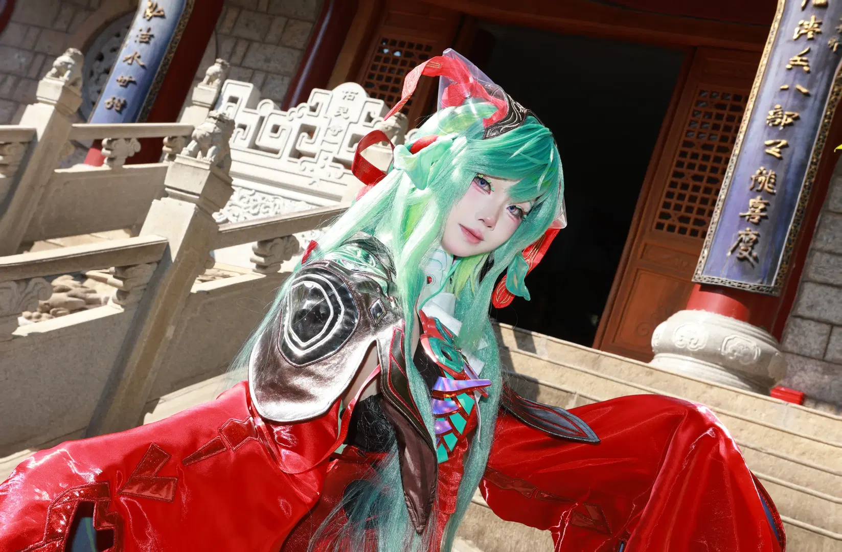 [Dyadia cosplay] Descent of the Goddess from Honor of Kings: Red and Green Color Clash in an Ancient Courtyard