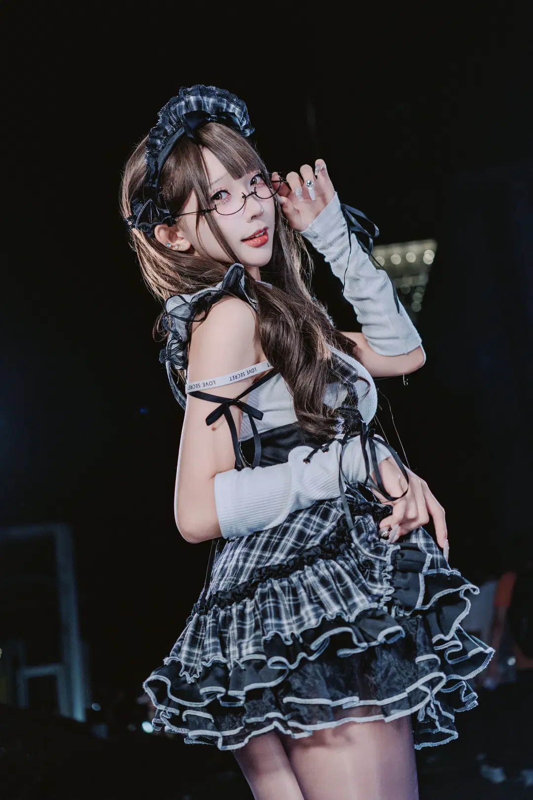 夜間撮影のゴシックメイド服、白黒チェックと光沢黒ストッキングの二次元ファッション記録 - 捌yeah - 2枚目