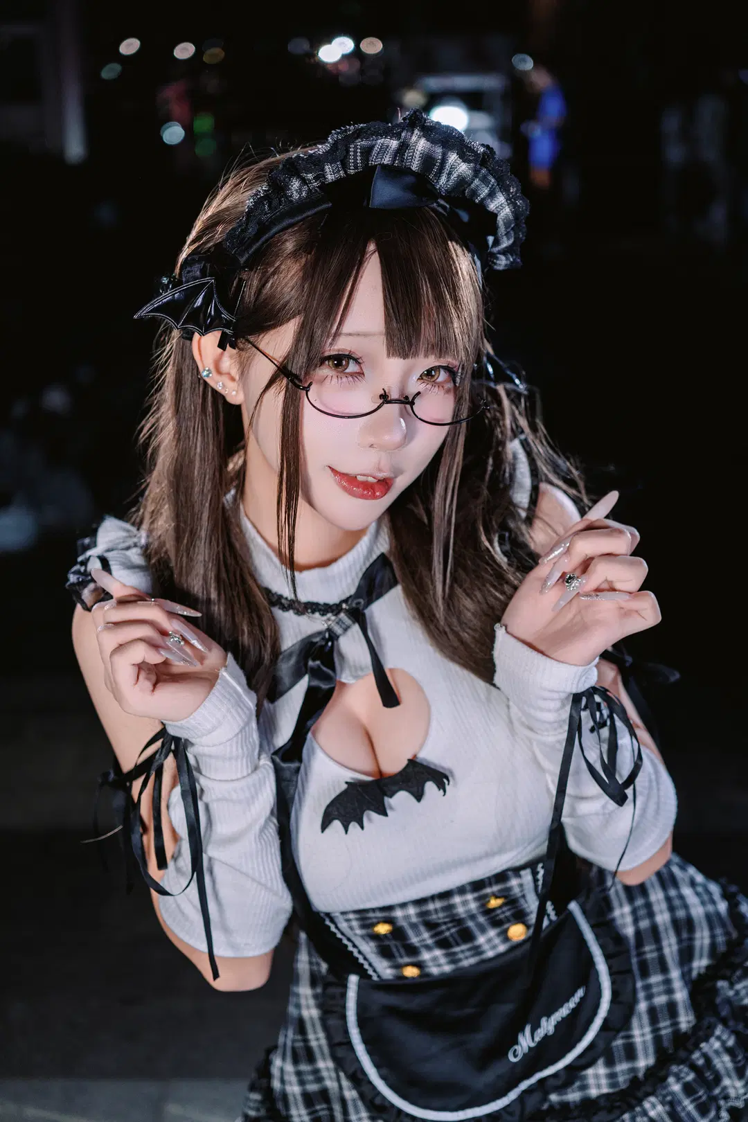 夜間撮影のゴシックメイド服、白黒チェックと光沢黒ストッキングの二次元ファッション記録 - 捌yeah - 3枚目