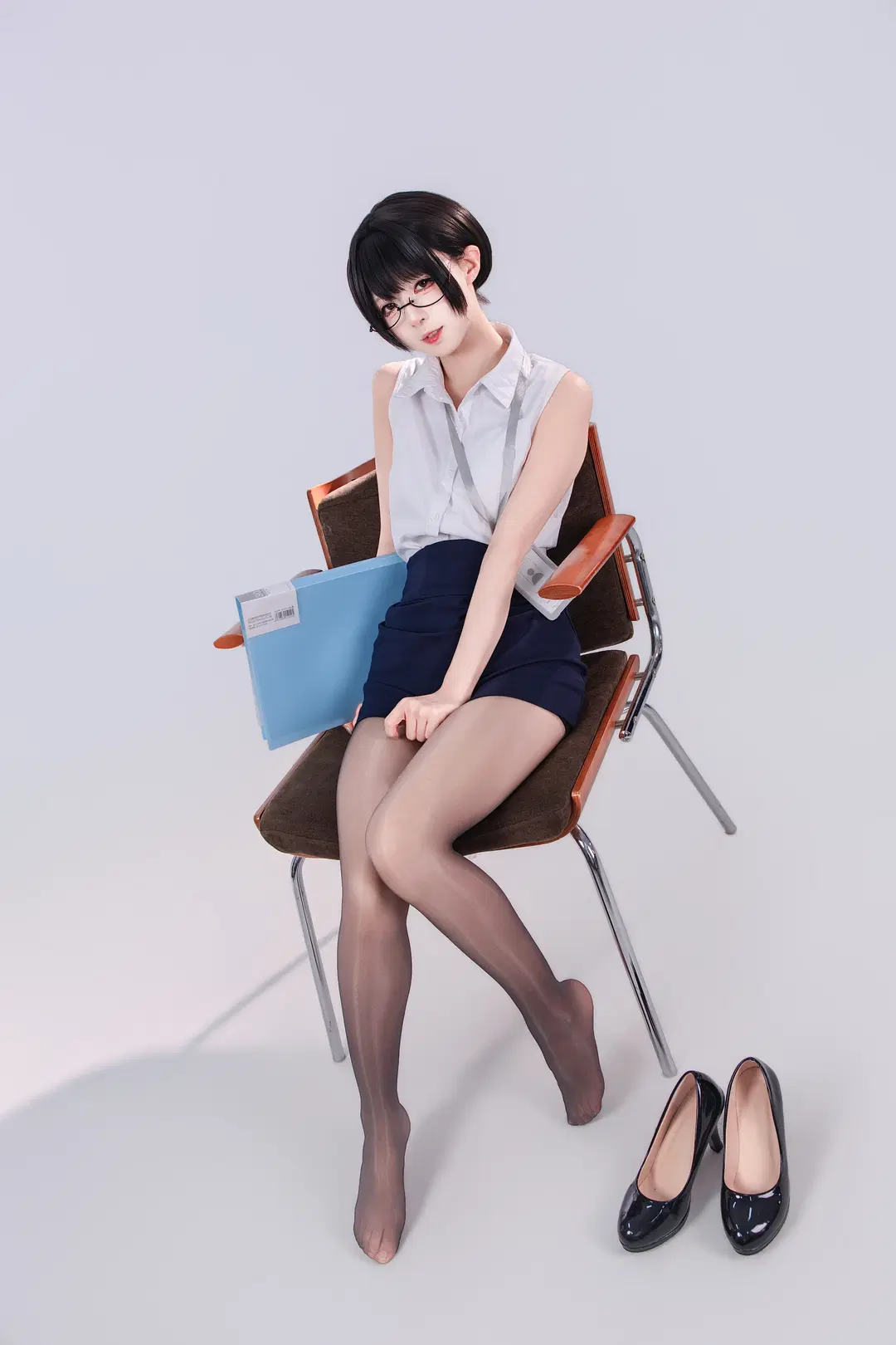 白棚调色下的职场小秘书制服cos - 风凛纸鸢 - 第2张