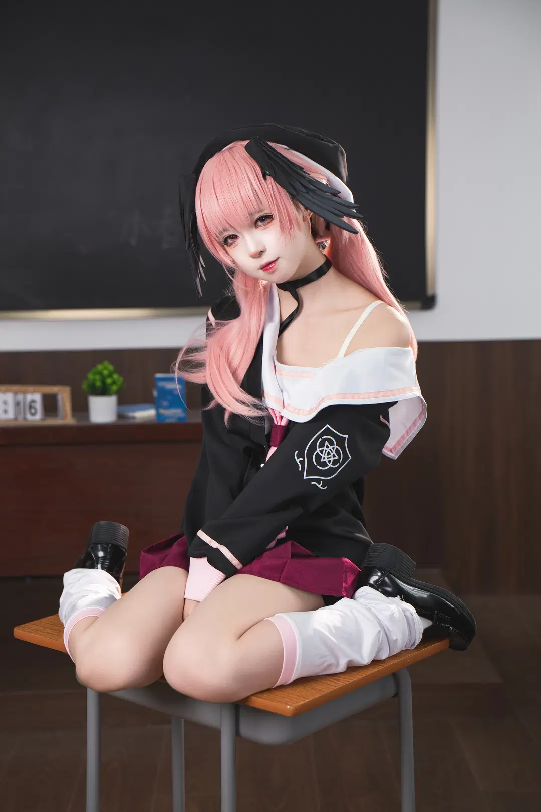 【下江小春cos】蔚蓝档案教室场景，粉色长发与露肩水手服的可爱还原 - 风凛纸鸢 - 第2张