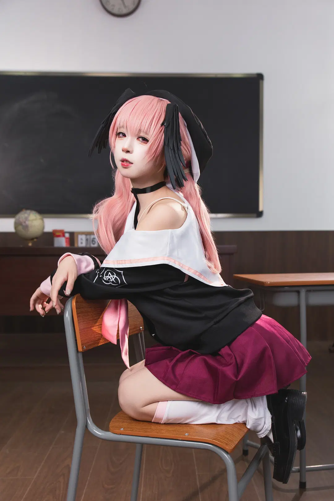 【下江小春cos】蔚蓝档案教室场景，粉色长发与露肩水手服的可爱还原 - 风凛纸鸢 - 第5张