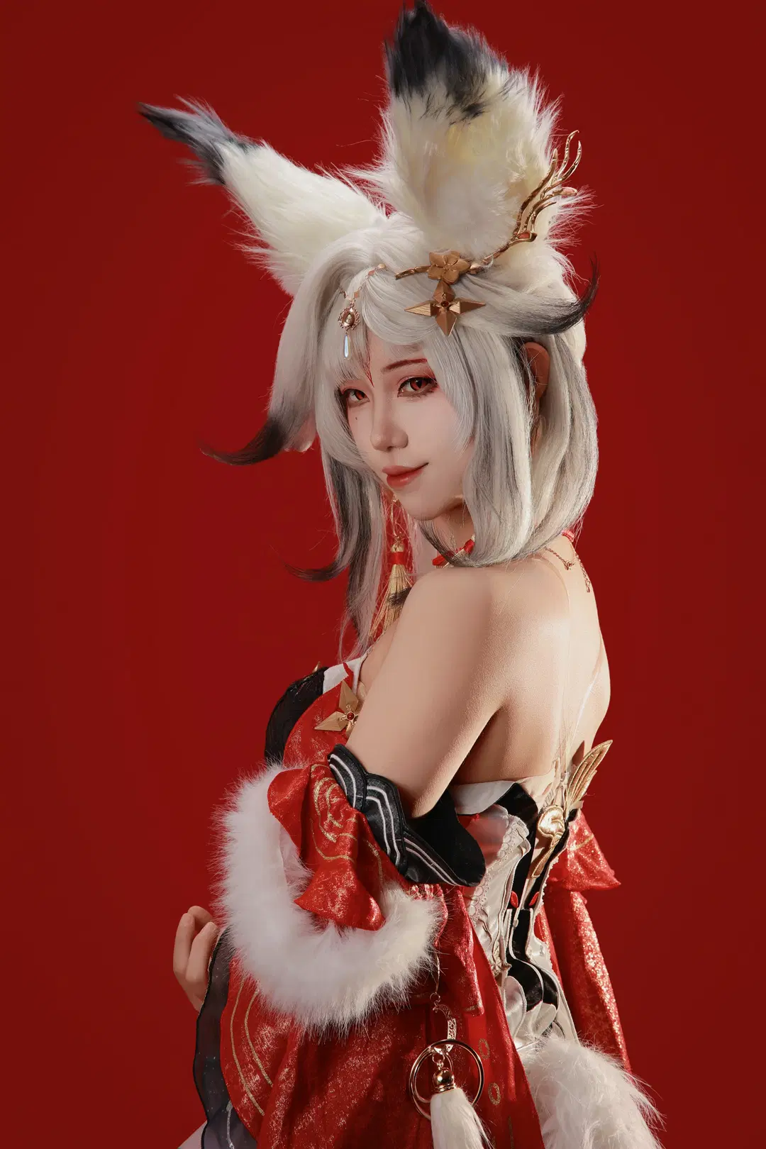 鸣潮, 国风cosplay, 兽耳造型, 红底棚拍, 心月狐cos