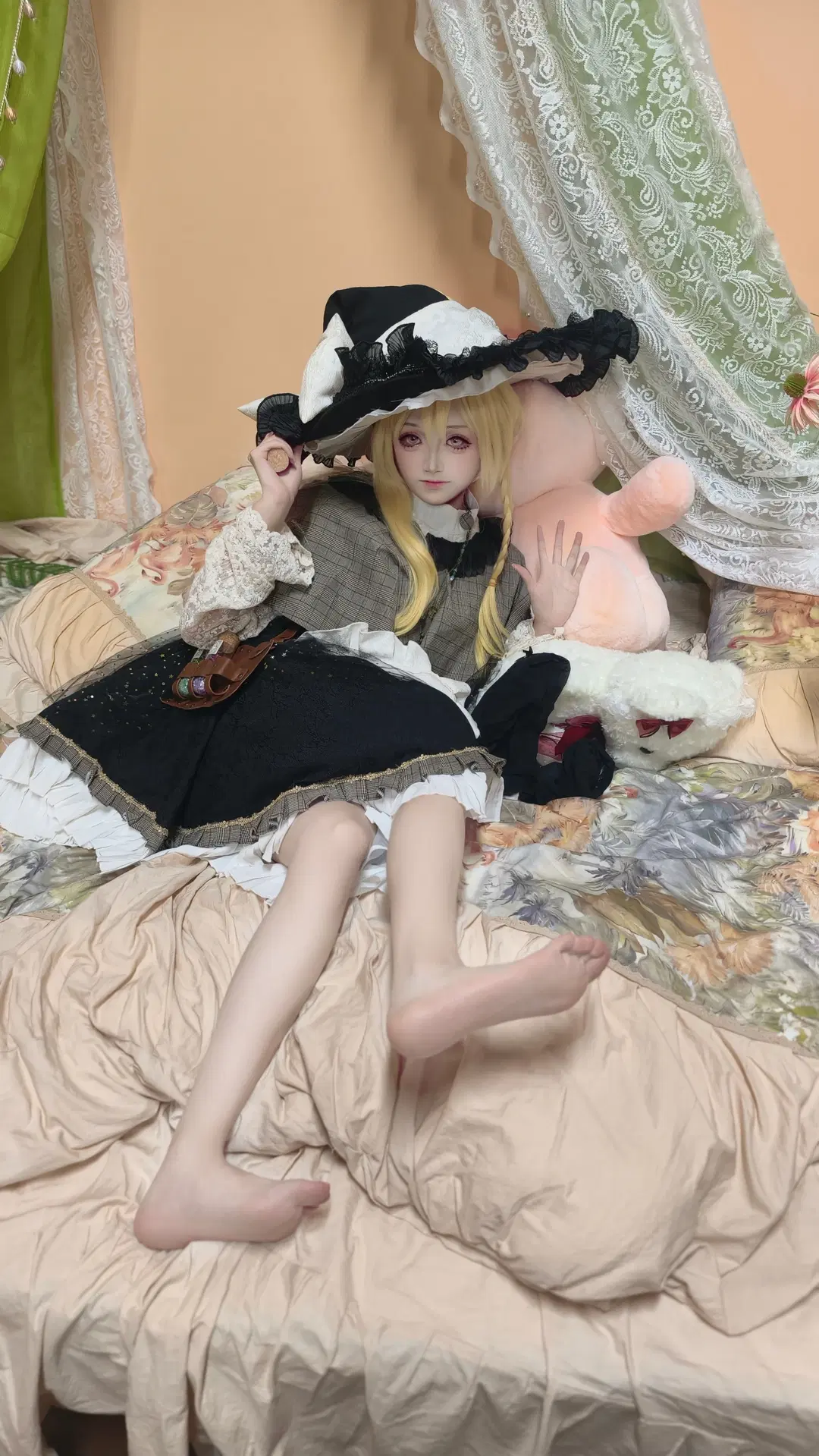 【雾雨魔理沙cos】东方project的魔法使，穿着洛丽塔在床边发呆 - 奶油糖糕丶 - 第2张