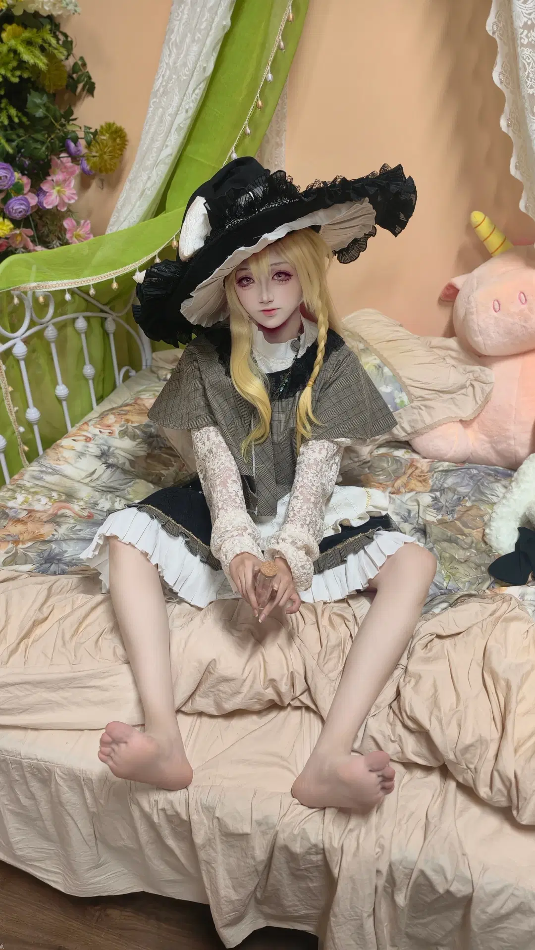 【雾雨魔理沙cos】东方project的魔法使，穿着洛丽塔在床边发呆 - 奶油糖糕丶 - 第3张