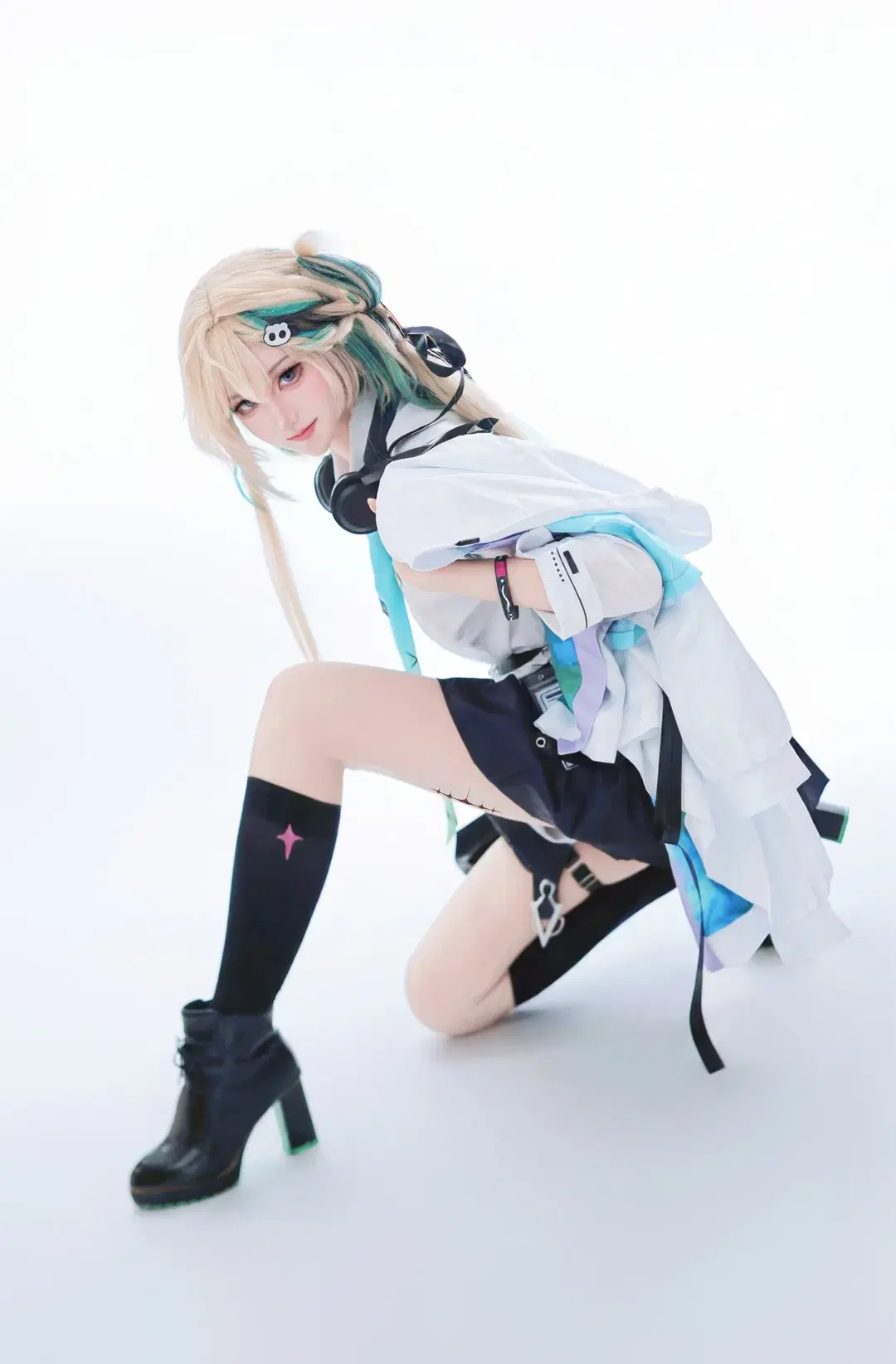 Wuthering Waves, 2D, Lynae cosplay, Black stockings, Wuthering Waves cosplay