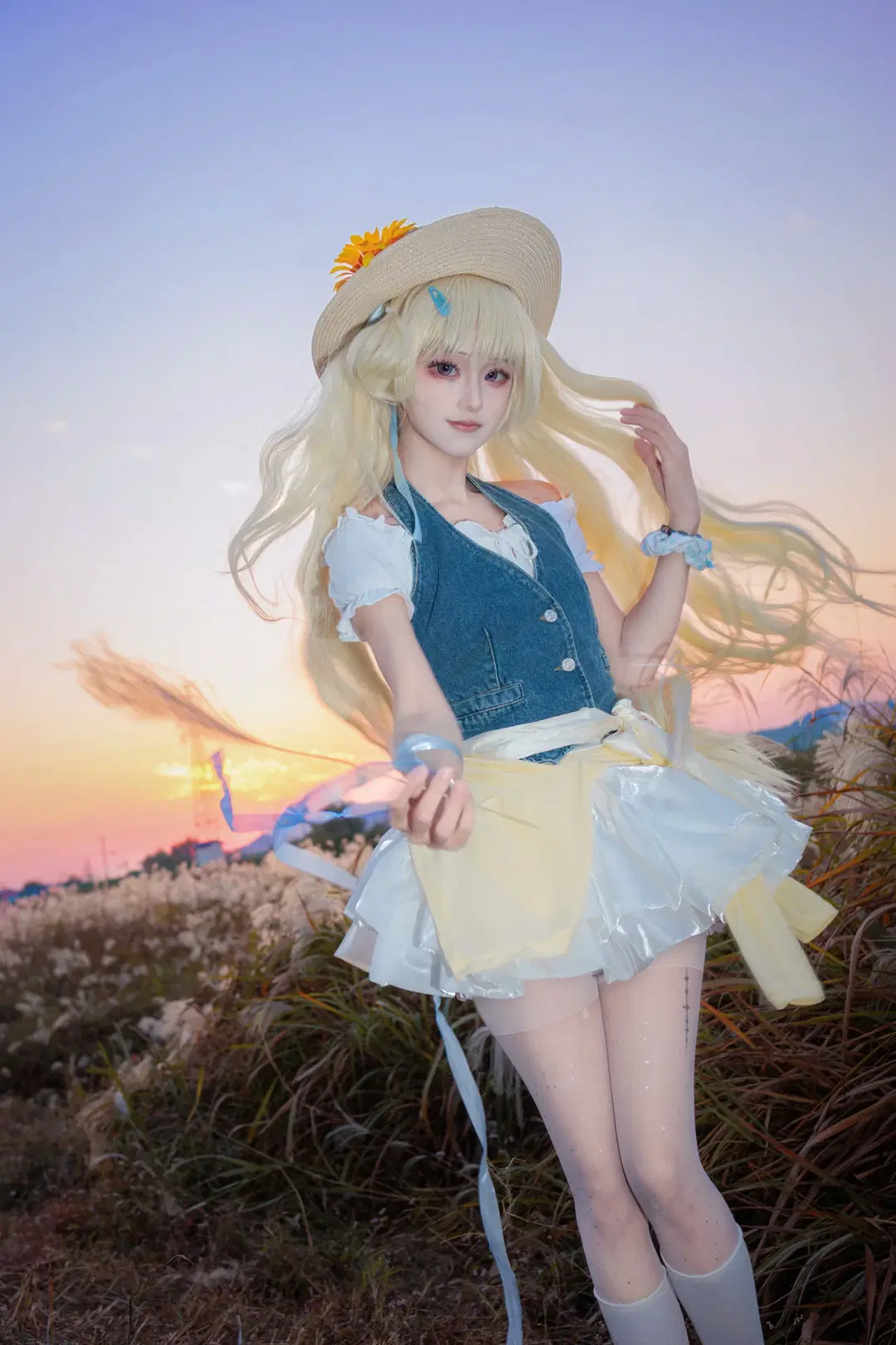 【菲比cos】鳴潮田園風少女，夕陽下的微風與花海