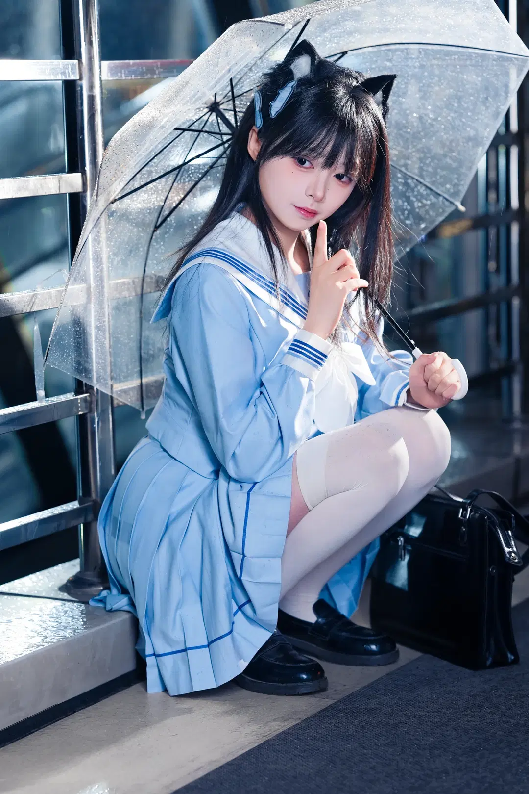【セーラー服JK】雨夜の猫耳クリア傘の下に佇む白ニーソ - 猫活150 - 4枚目