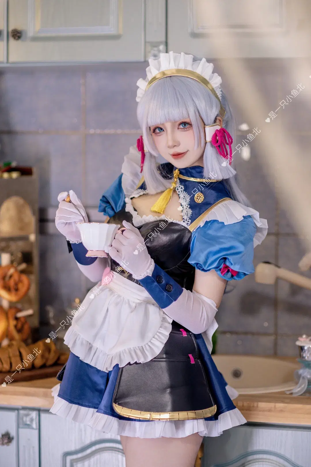 【神里绫华cos】蓝白女仆装，厨房里的悠闲下午茶 - 是一只小鱼北 - 第2张