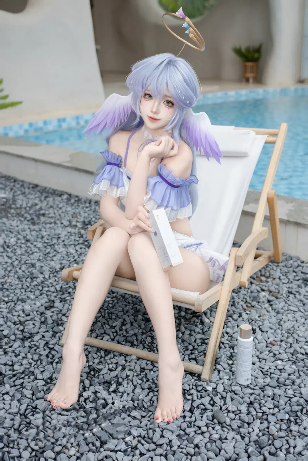 Robin cosplay: Poolside Summer location shoot capturing soft jade-radiant skin by 是一只小鱼北 - Image 2