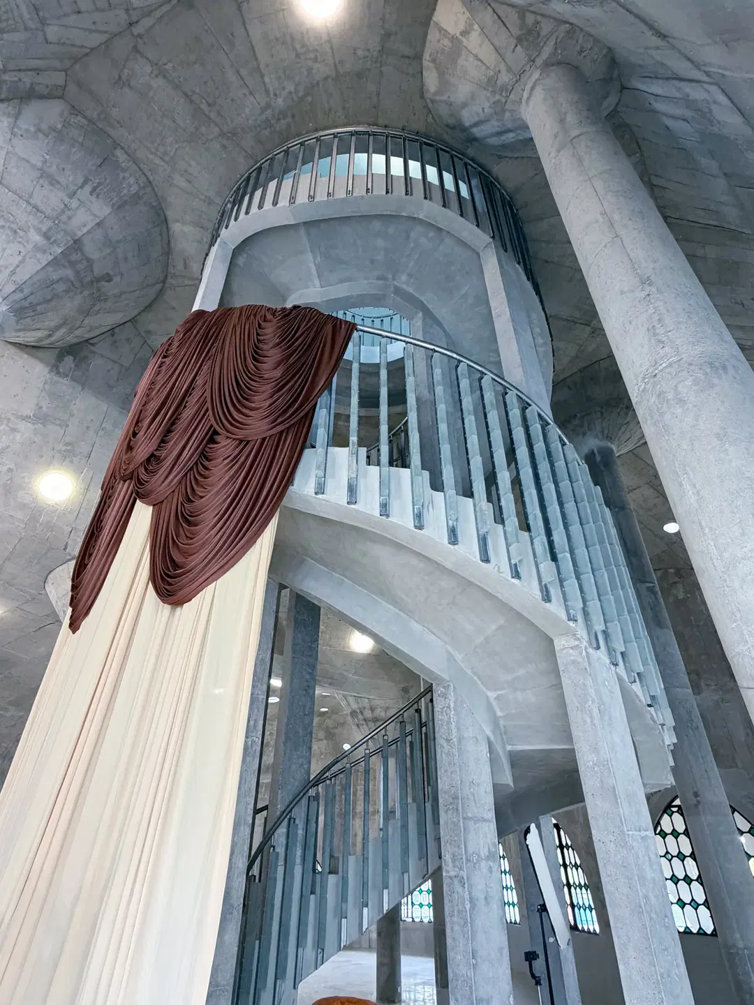 【小乔cos】天鹅之梦与冷调建筑的空间碰撞 - 是一只小鱼北 - 第12张