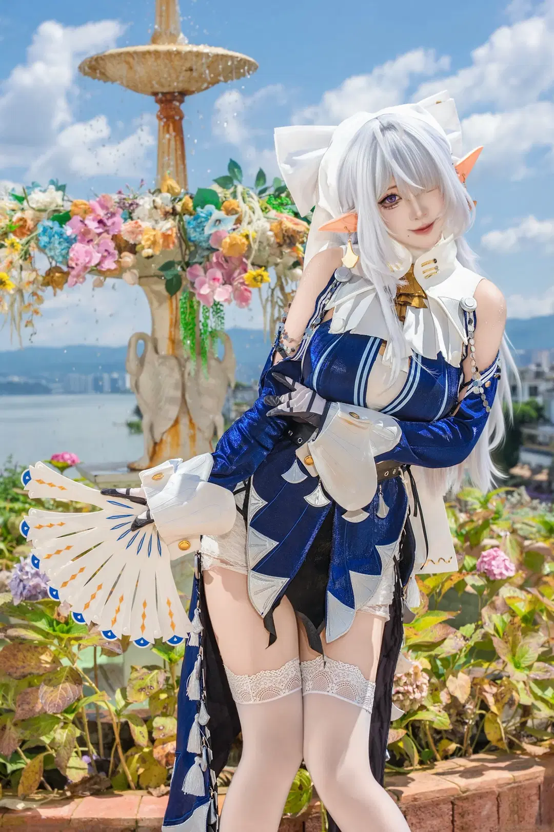 【维琳娜cos】绝区零外景，花园喷泉旁的银发精灵 - 是一只小鱼北 - 第2张