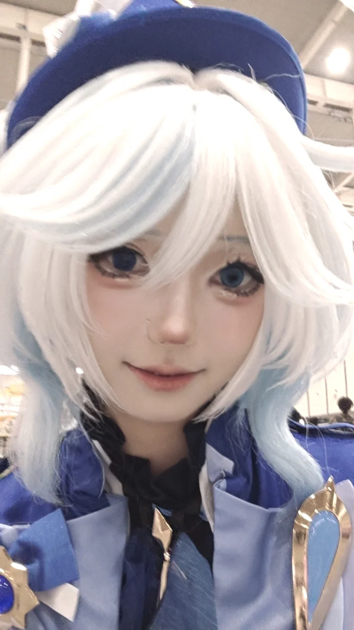 Genshin Impact, Convention photos, Anime-style makeup, Blue colored contact lenses, blue and white short hair cosplay