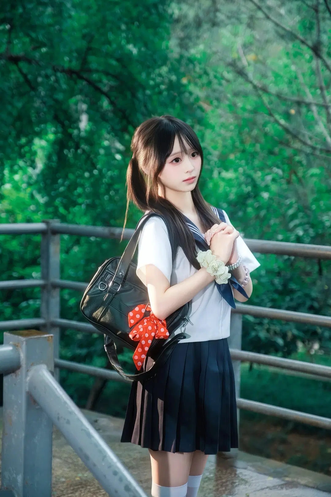 雨上がりの階段に佇むセーラー服JK制服ポートレート - Schmidt_R2_Schilling - 2枚目
