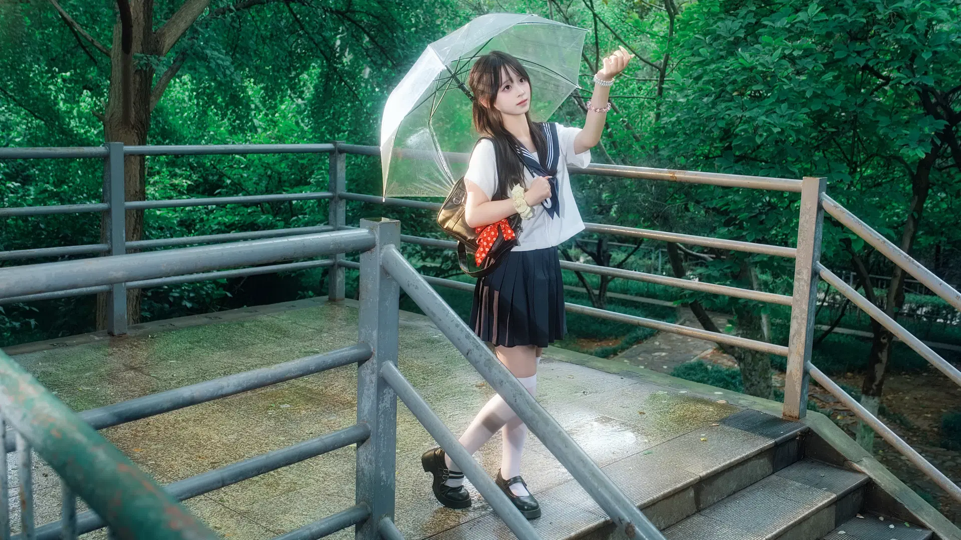 雨上がりの階段に佇むセーラー服JK制服ポートレート - Schmidt_R2_Schilling - 5枚目