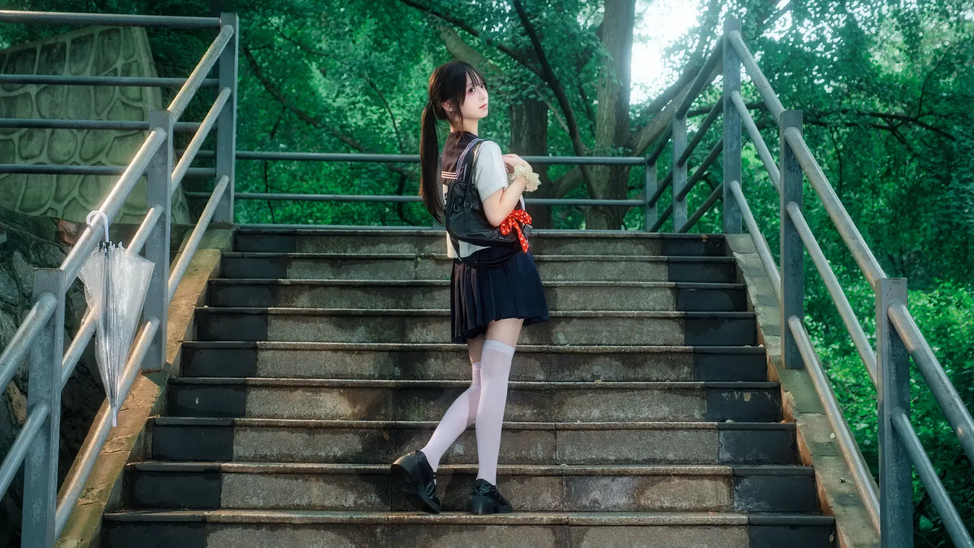 雨上がりの階段に佇むセーラー服JK制服ポートレート - Schmidt_R2_Schilling - 6枚目